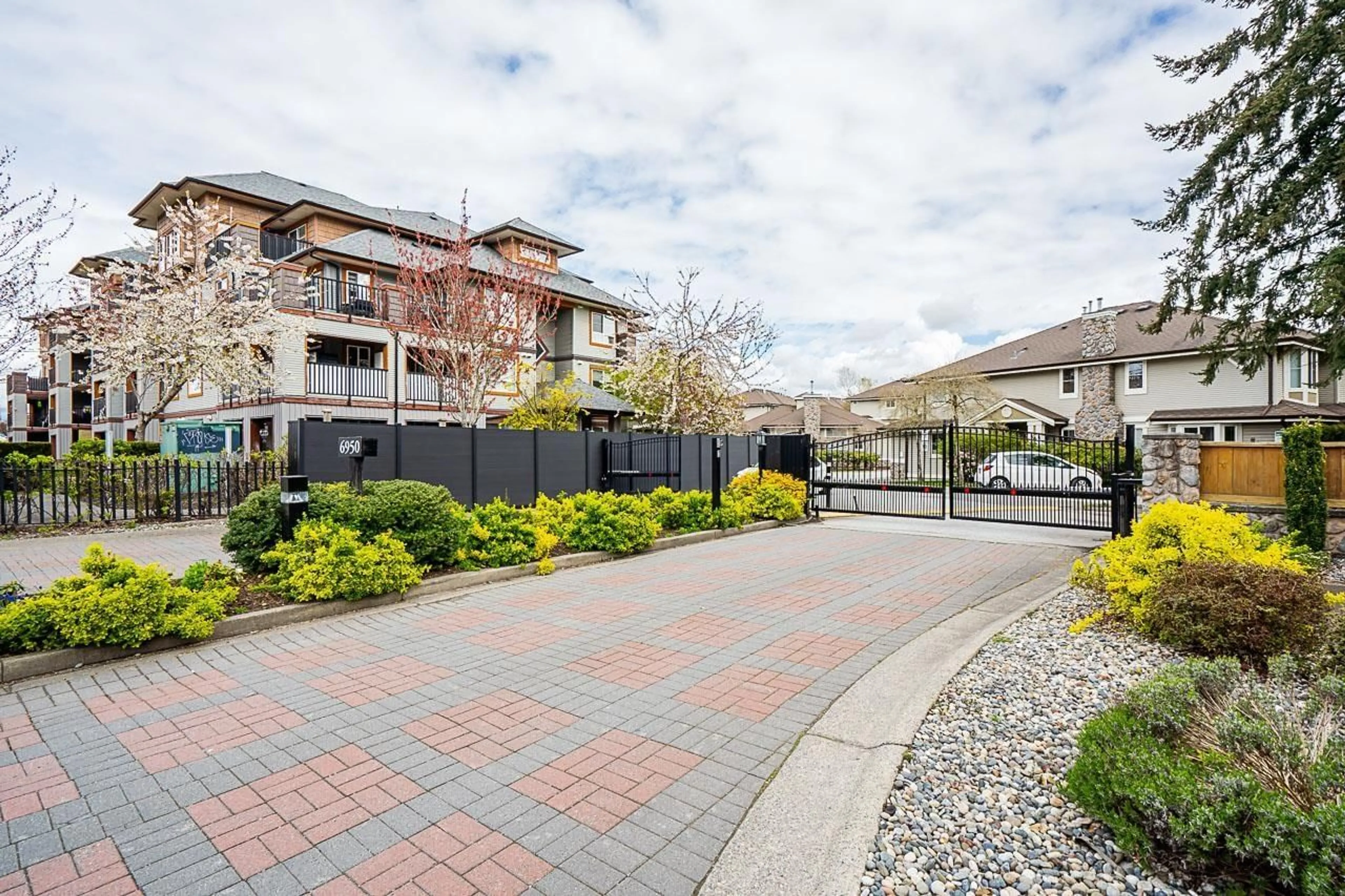 Patio, street for 45 - 6950 120 STREET, Surrey British Columbia V3W3M7