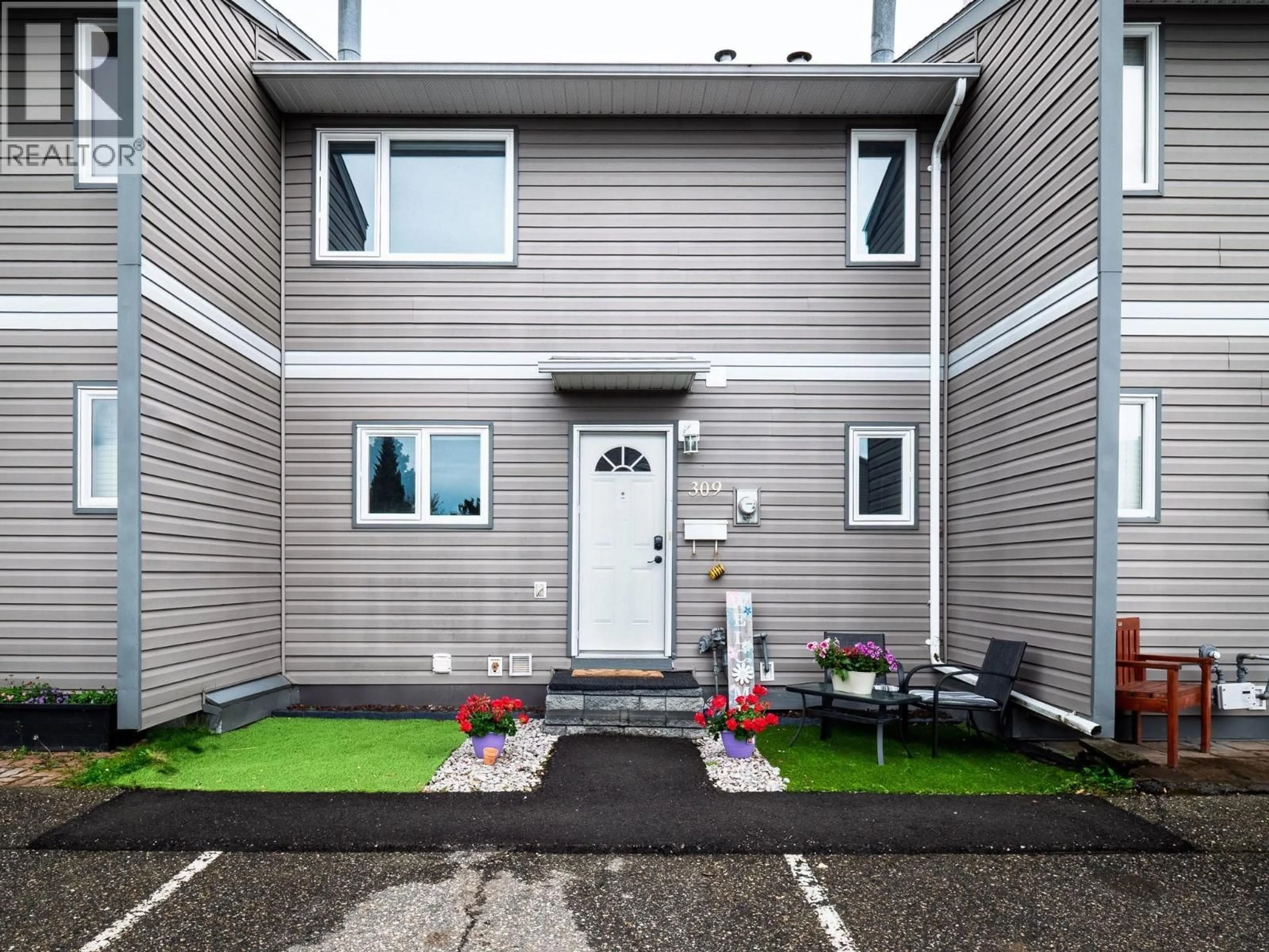 Home with vinyl exterior material, street for 309 - 2550 OSPIKA BOULEVARD, Prince George British Columbia V2N3T2