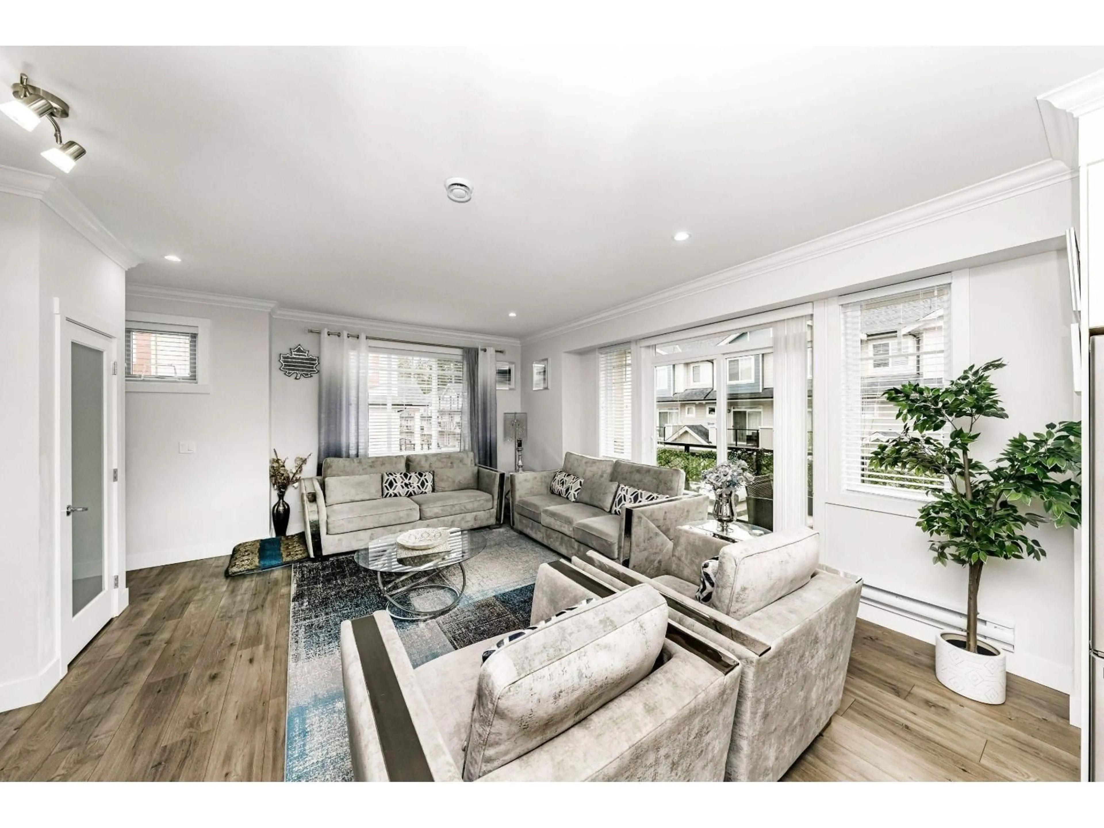 Living room with furniture, wood/laminate floor for 41 - 13898 64 AVENUE, Surrey British Columbia V3W1L6