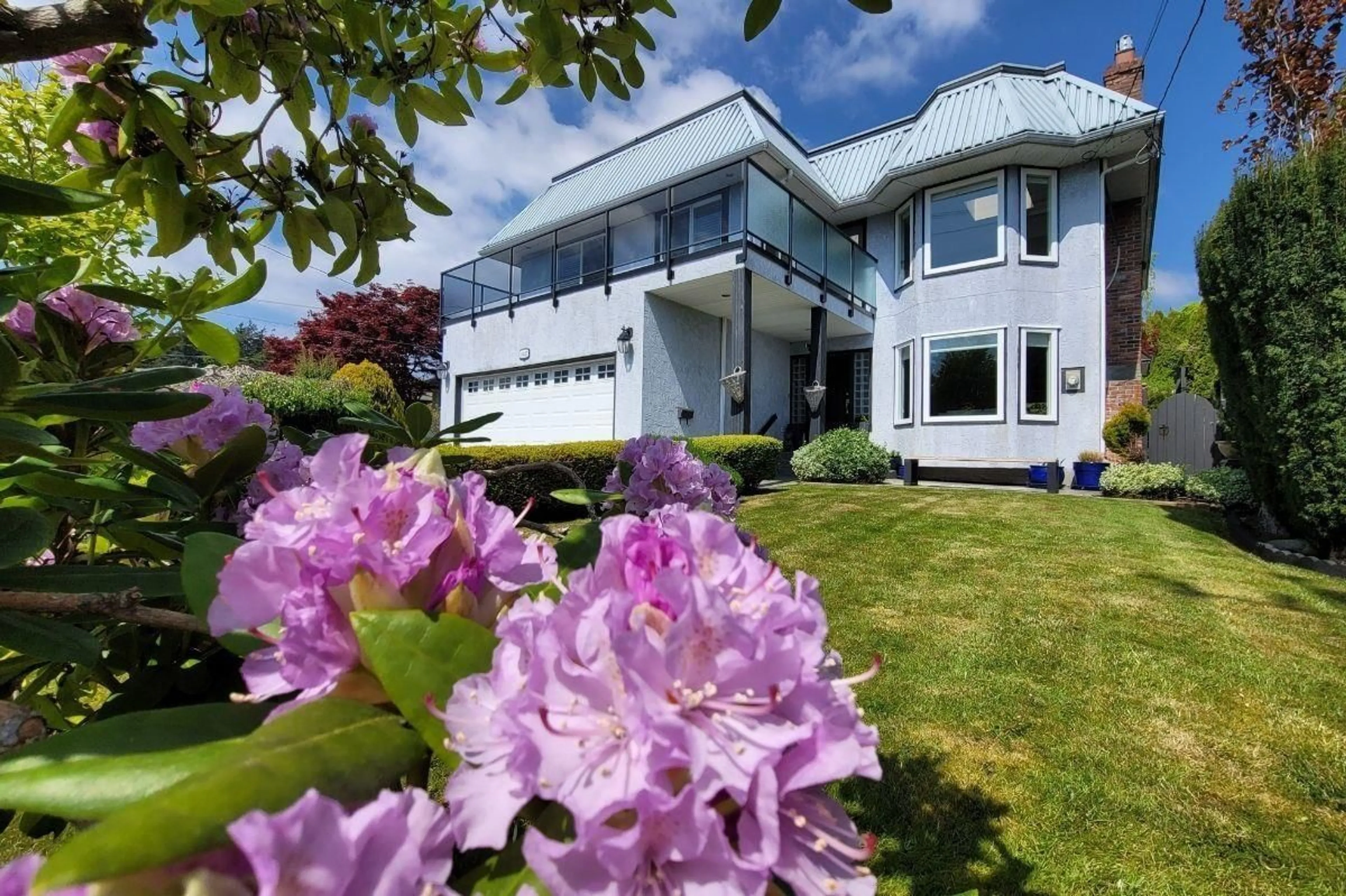 A pic from outside/outdoor area/front of a property/back of a property/a pic from drone, water/lake/river/ocean view for 15627 BUENA VISTA AVENUE, White Rock British Columbia V4B1Z3