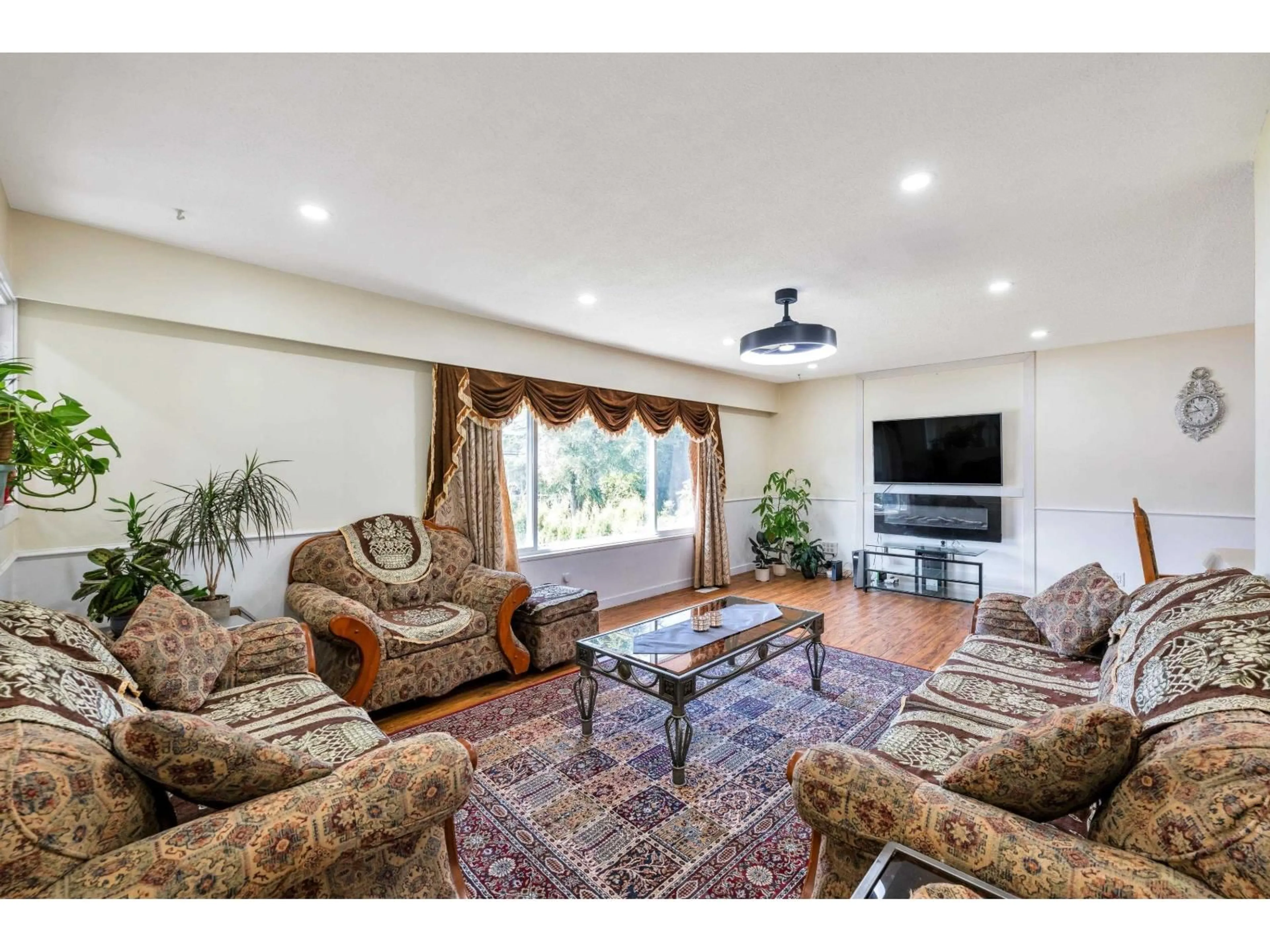 Living room with furniture, unknown for 11789 85A AVENUE, Delta British Columbia V4C2V8