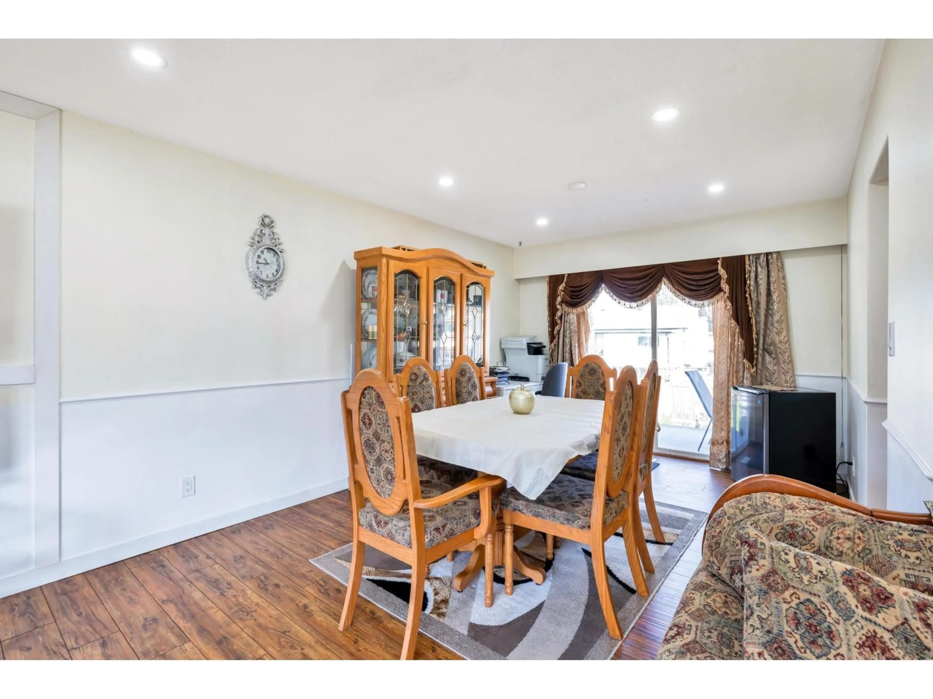 Dining room, wood/laminate floor for 11789 85A AVENUE, Delta British Columbia V4C2V8
