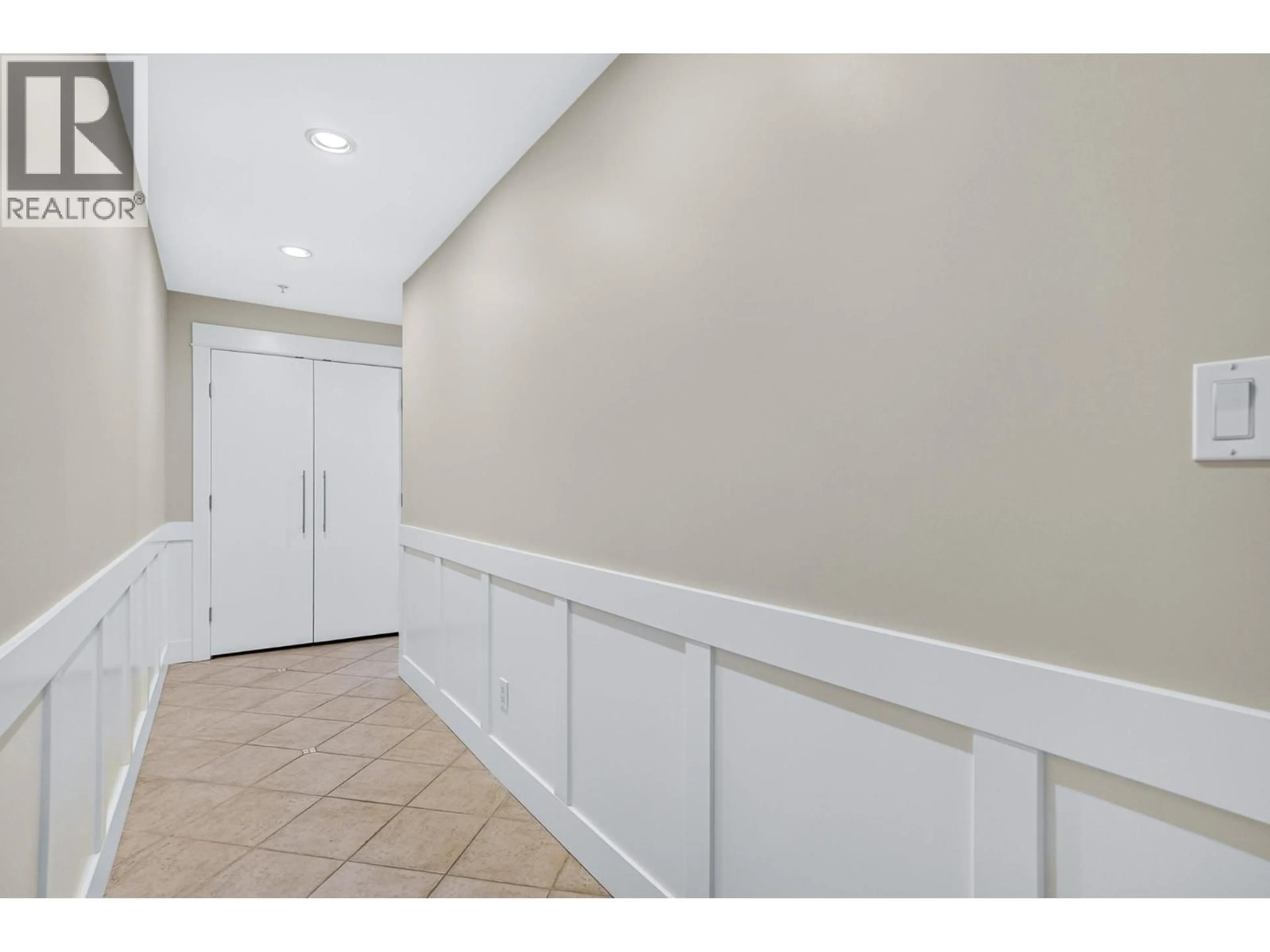 Indoor foyer for 704 - 415 E COLUMBIA STREET, New Westminster British Columbia V3L0B4