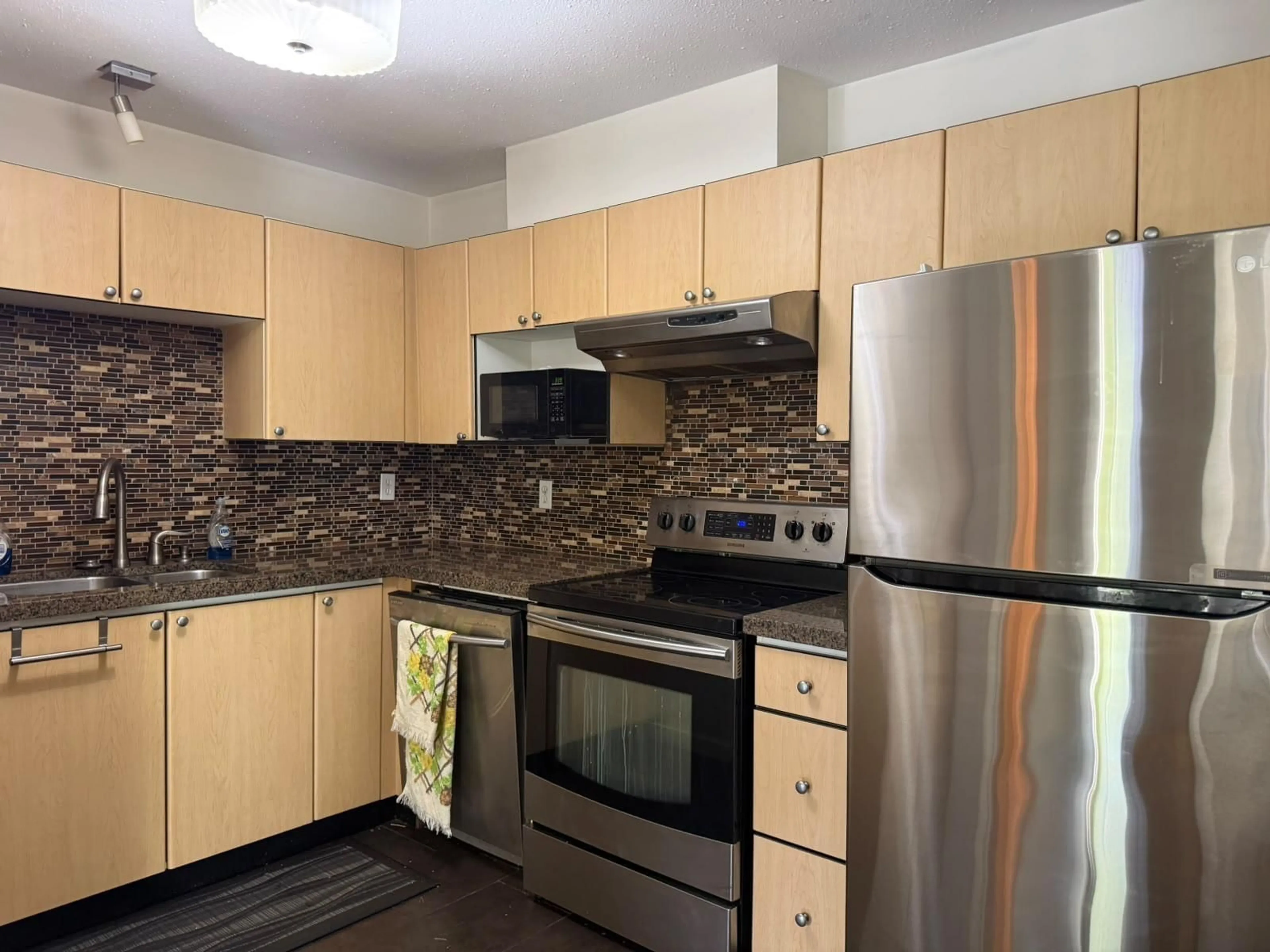 Standard kitchen, unknown for 305 - 10188 155 STREET, Surrey British Columbia V3R0R6