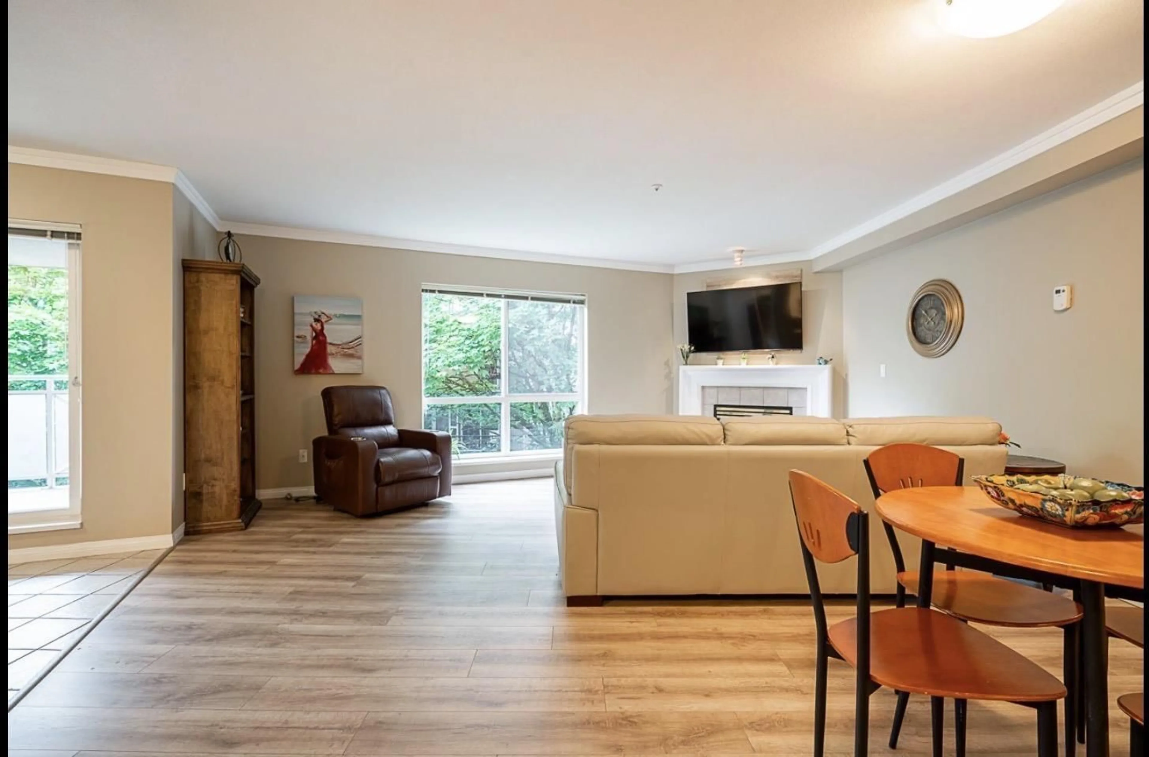 Living room with furniture, wood/laminate floor for 210 - 15150 29 A AVENUE, Surrey British Columbia V4P3B1