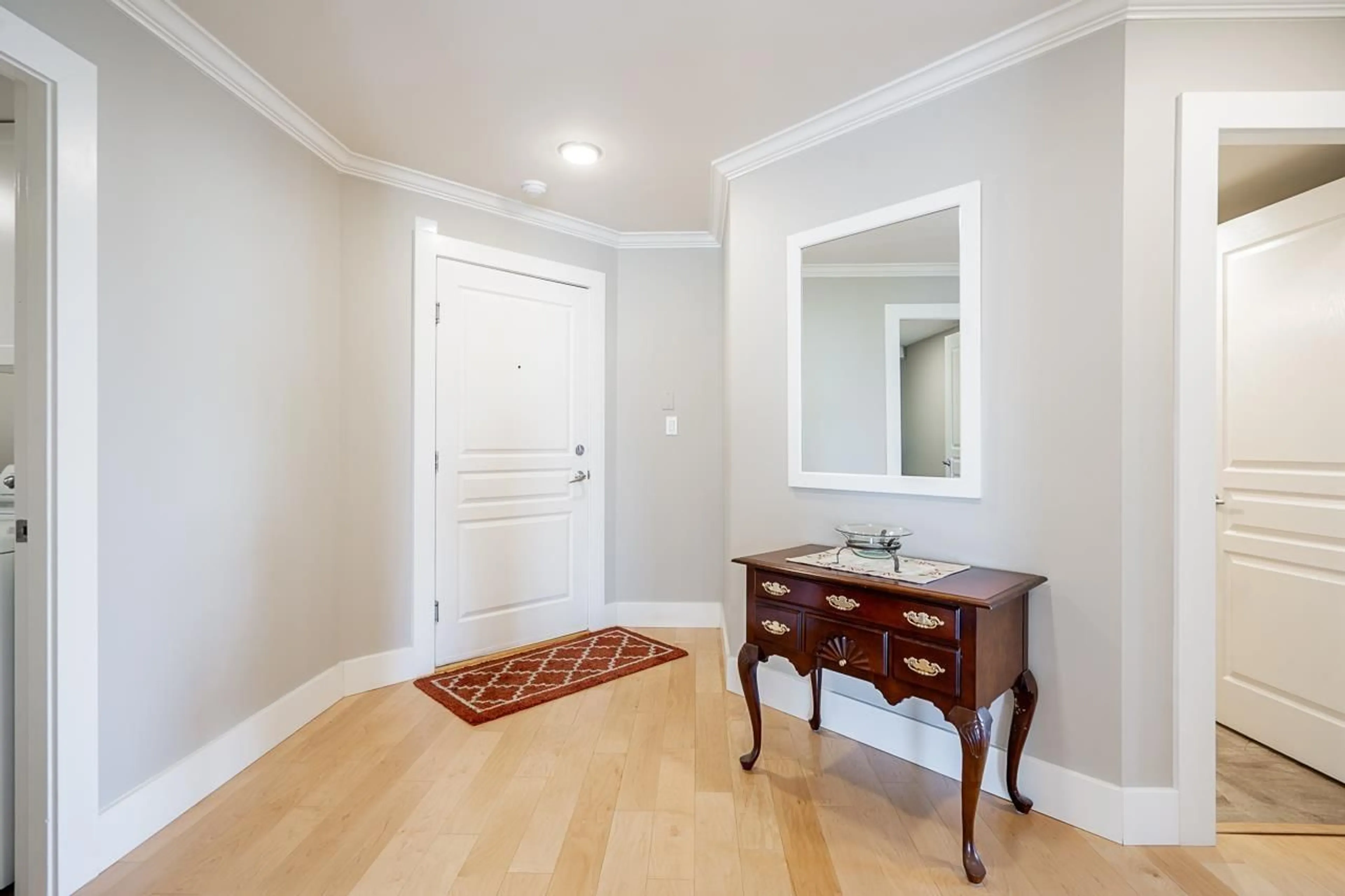 Indoor entryway for 506 - 15466 NORTH BLUFF ROAD, White Rock British Columbia V4B3G1