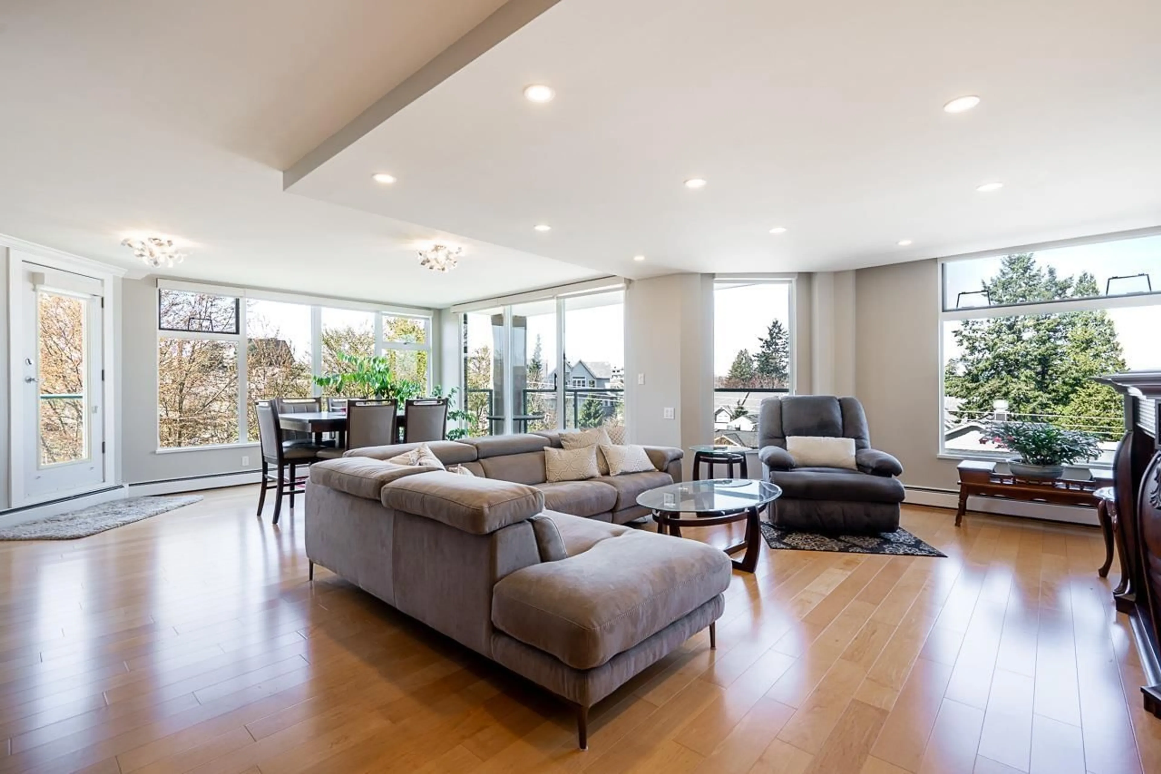 Living room with furniture, unknown for 506 - 15466 NORTH BLUFF ROAD, White Rock British Columbia V4B3G1