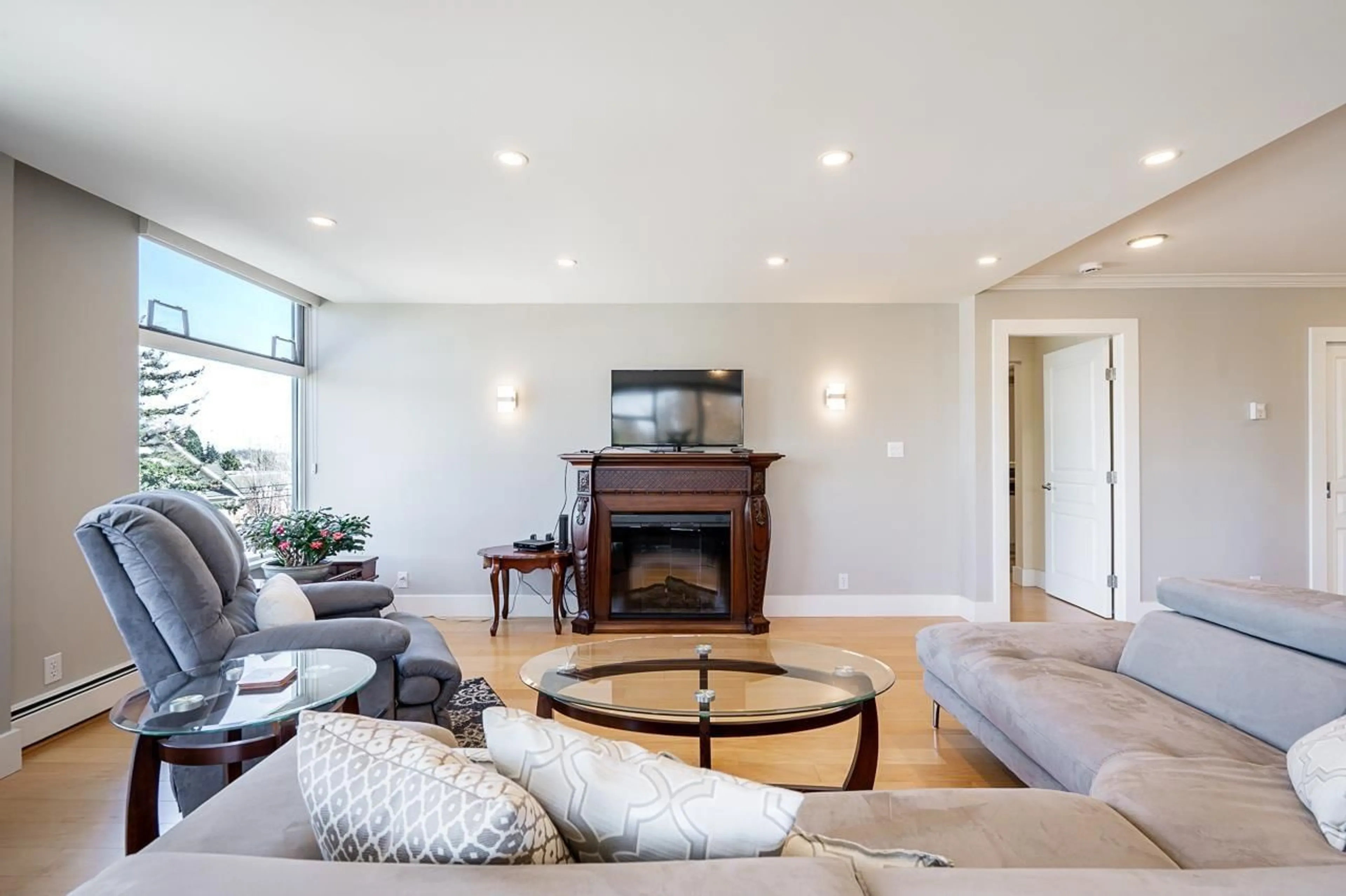 Living room with furniture, unknown for 506 - 15466 NORTH BLUFF ROAD, White Rock British Columbia V4B3G1