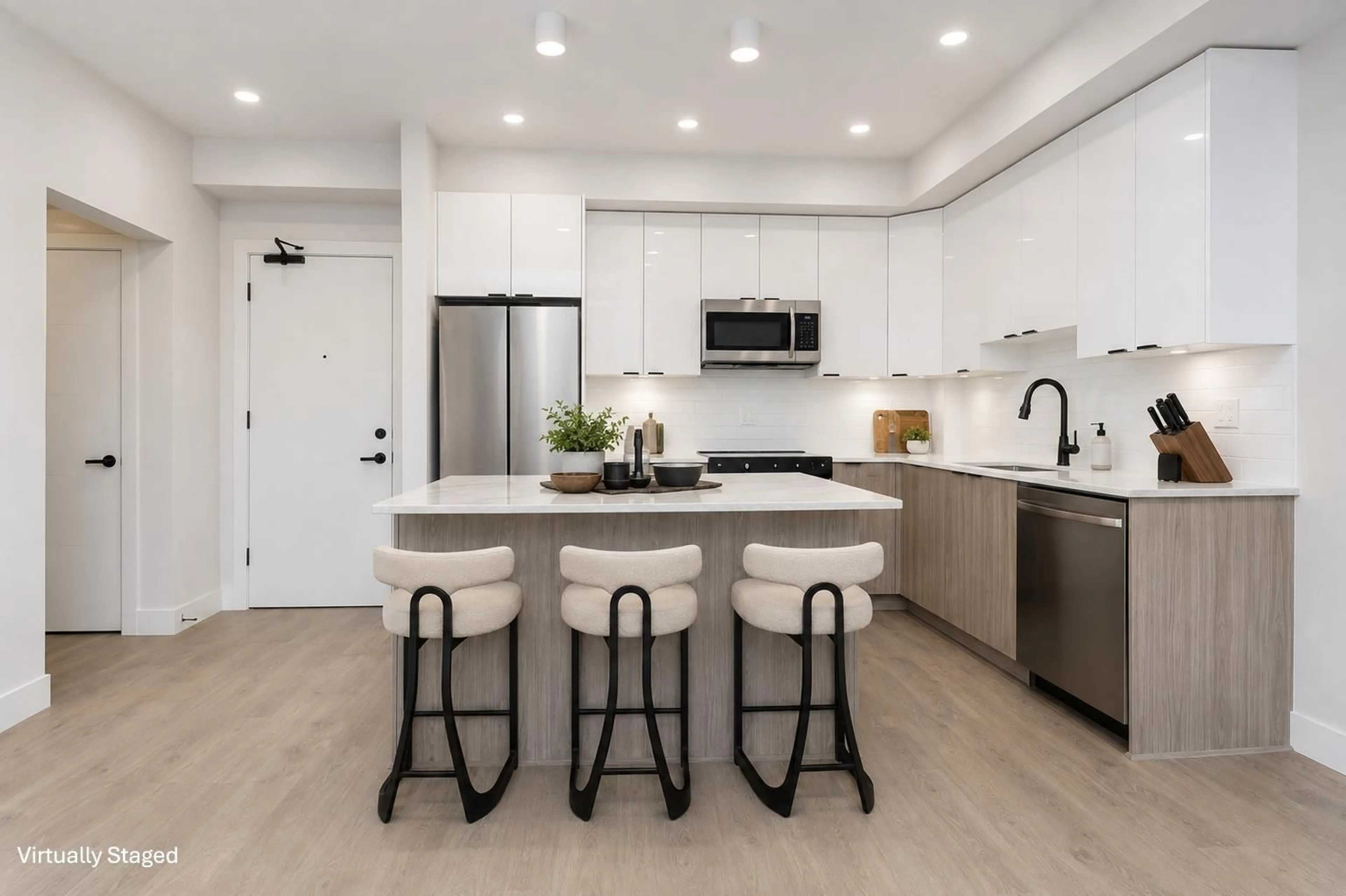 Open concept kitchen, ceramic/tile floor for 422 - 13458 95 AVENUE, Surrey British Columbia V3V0H1