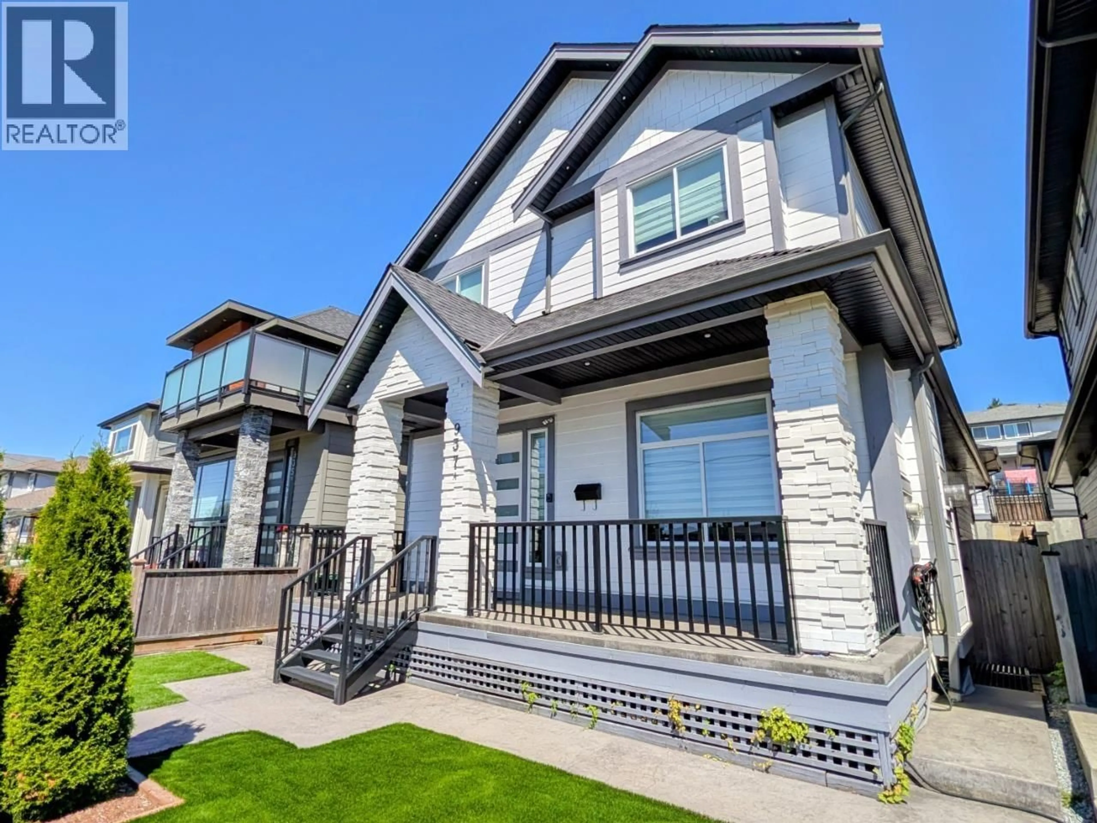 Home with vinyl exterior material, street for 937A EDGAR AVENUE, Coquitlam British Columbia V3K2K1