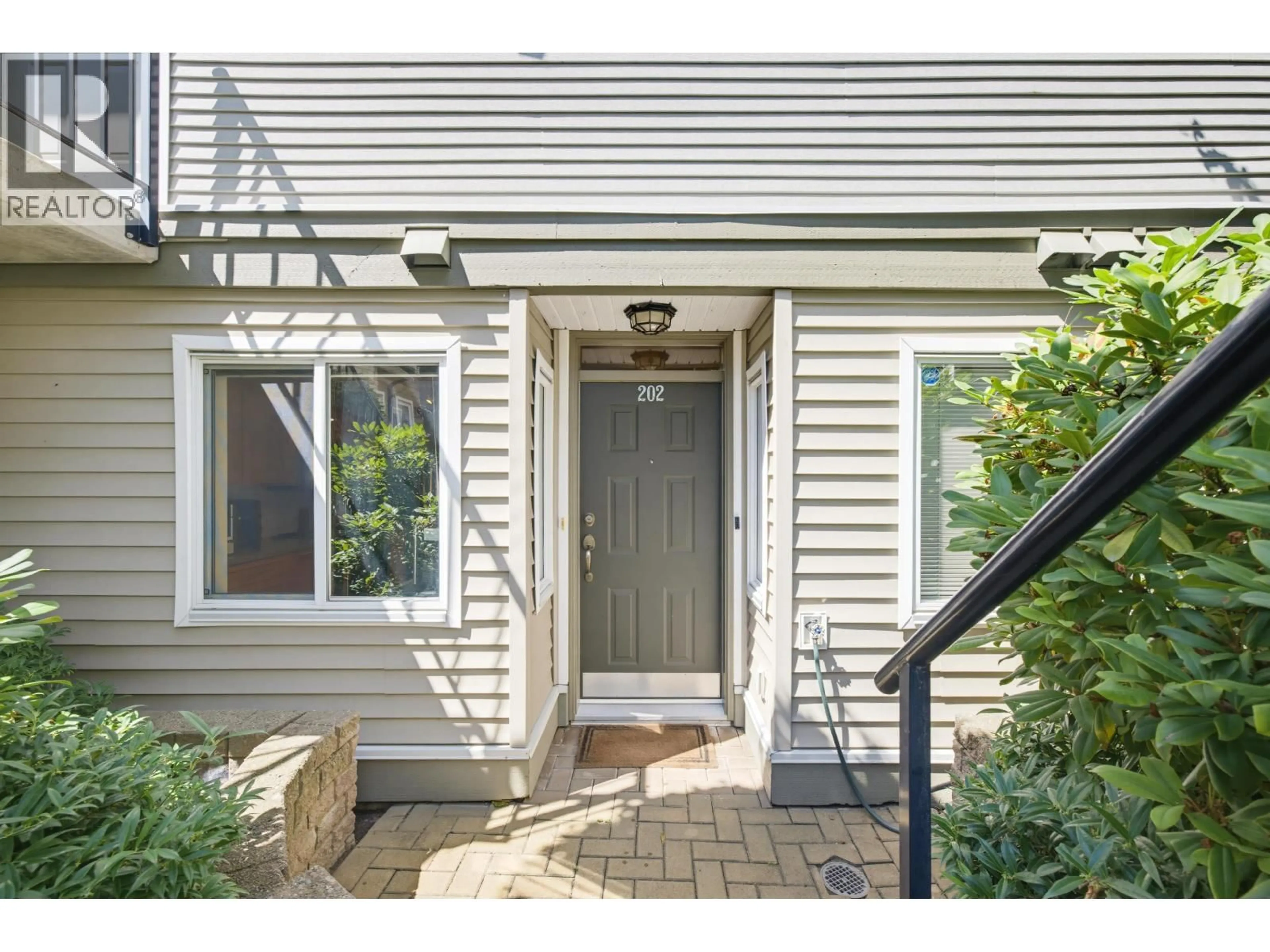 Indoor entryway for 202 - 4238 ALBERT STREET, Burnaby British Columbia V5C6T1