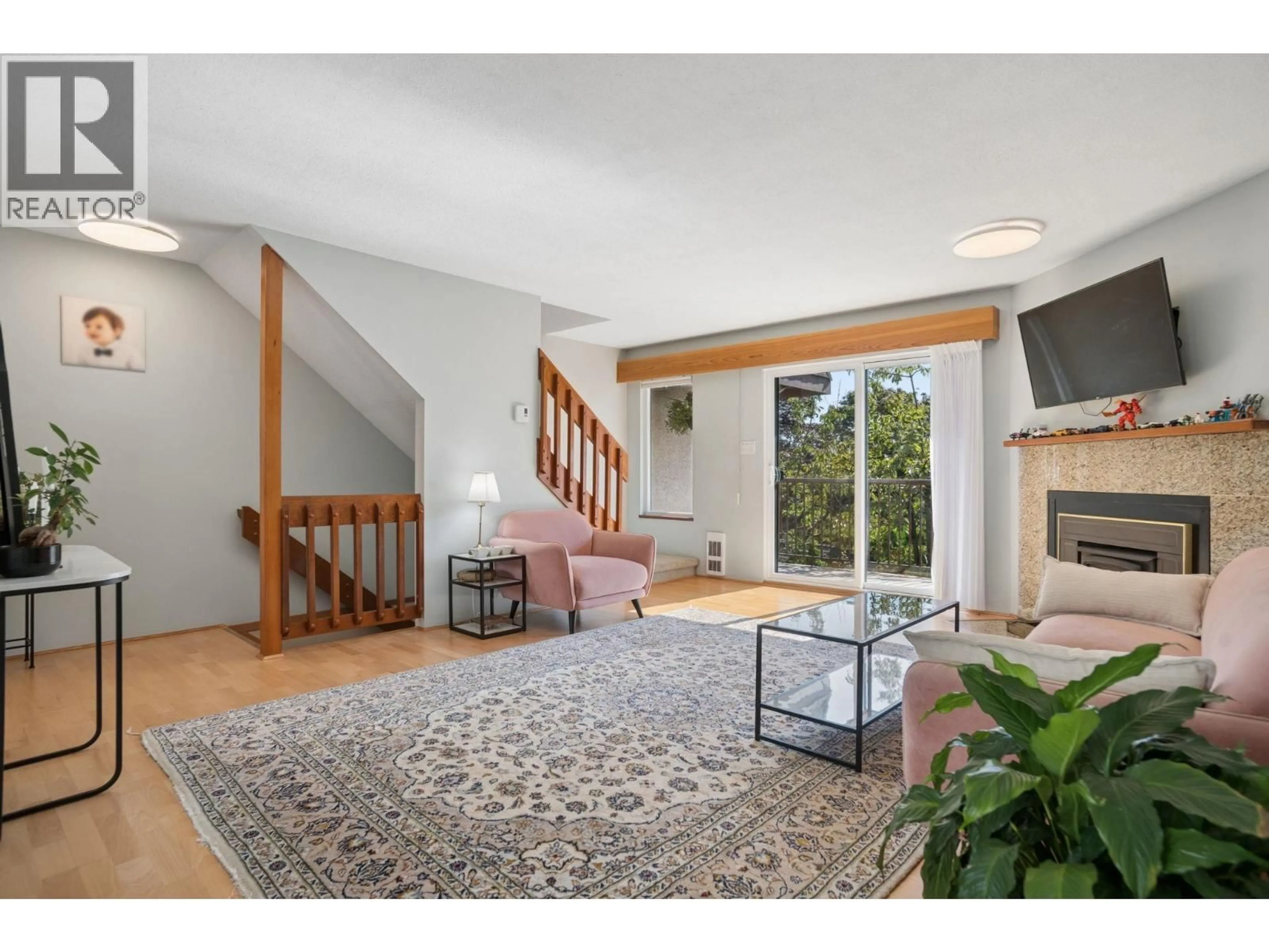 Living room with furniture, unknown for 4 - 220 16TH STREET, North Vancouver British Columbia V7M1T6