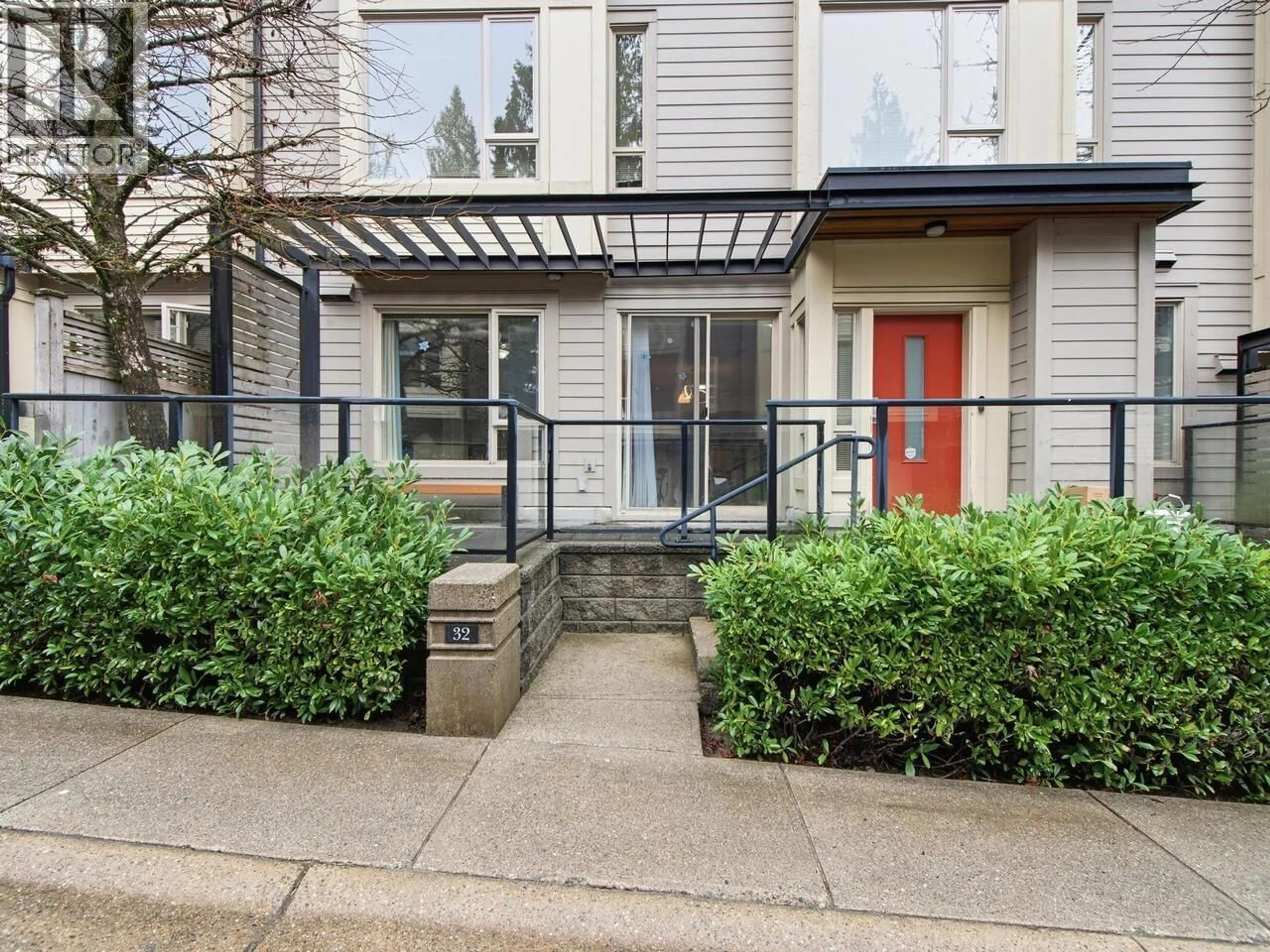 Indoor entryway for 32 - 9229 UNIVERSITY CRESCENT, Burnaby British Columbia V5A4Z2