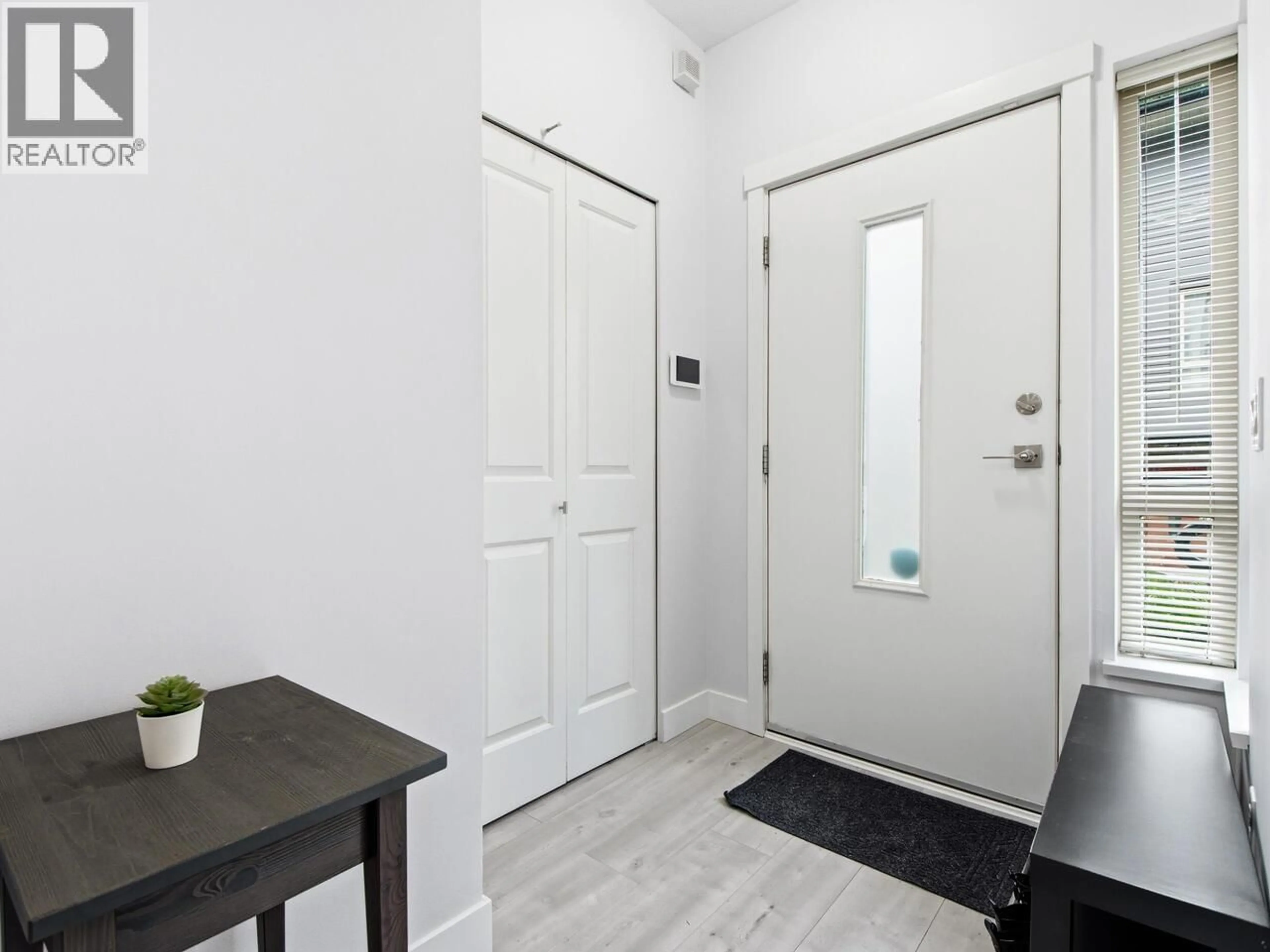 Indoor entryway for 32 - 9229 UNIVERSITY CRESCENT, Burnaby British Columbia V5A4Z2