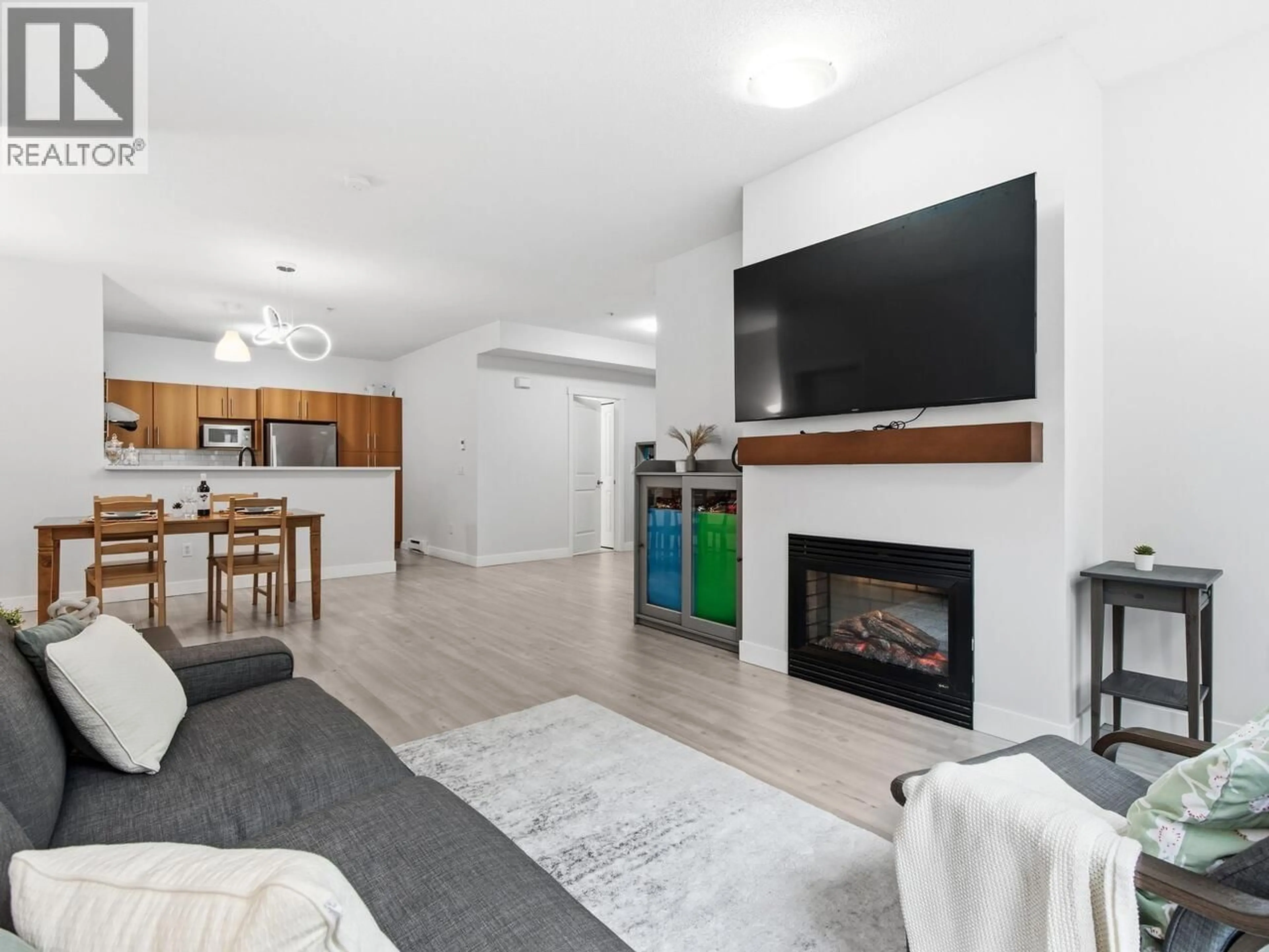 Living room with furniture, unknown for 32 - 9229 UNIVERSITY CRESCENT, Burnaby British Columbia V5A4Z2