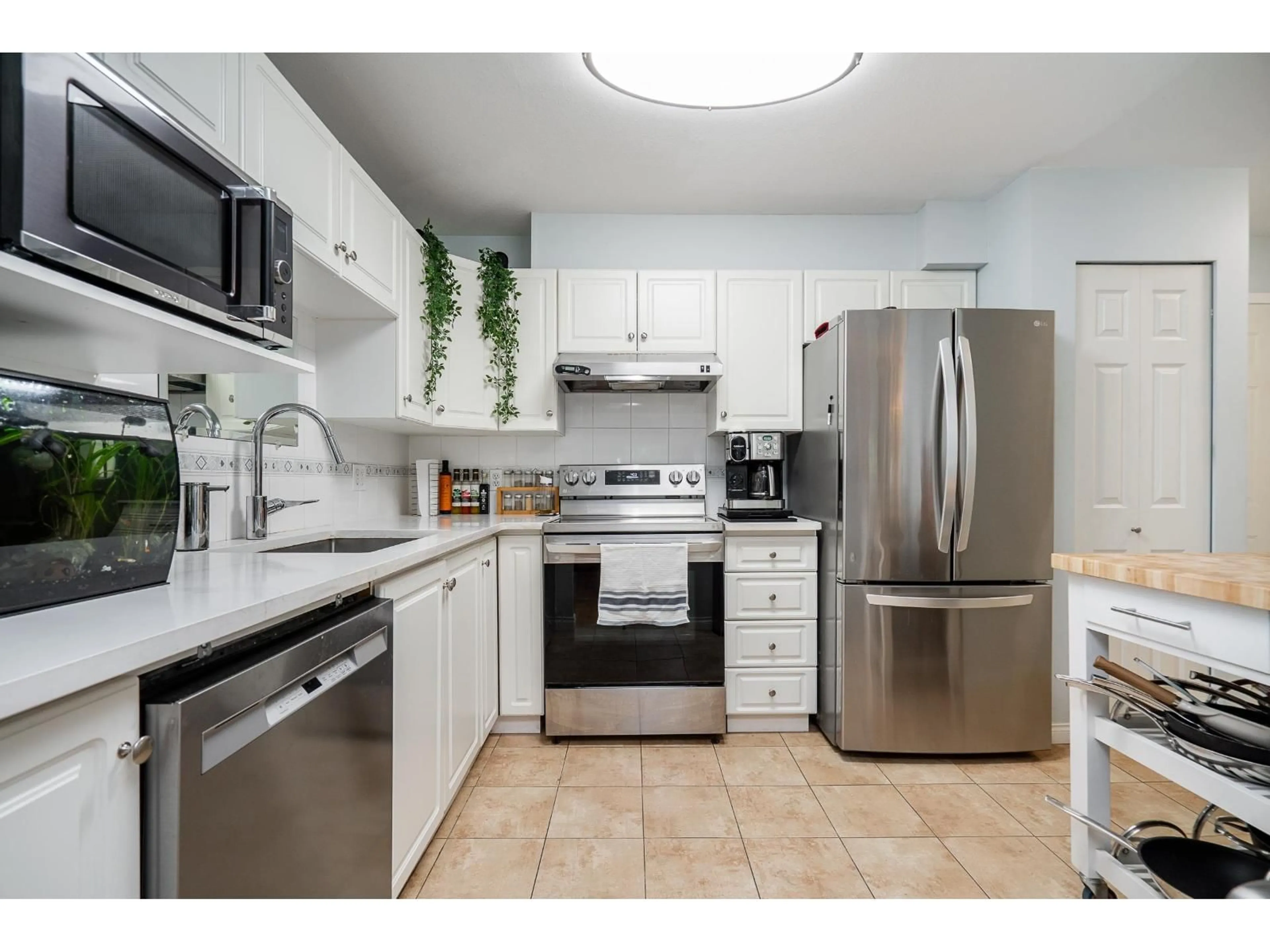 Standard kitchen, ceramic/tile floor for 212 - 12733 72 AVENUE, Surrey British Columbia V3W2M7