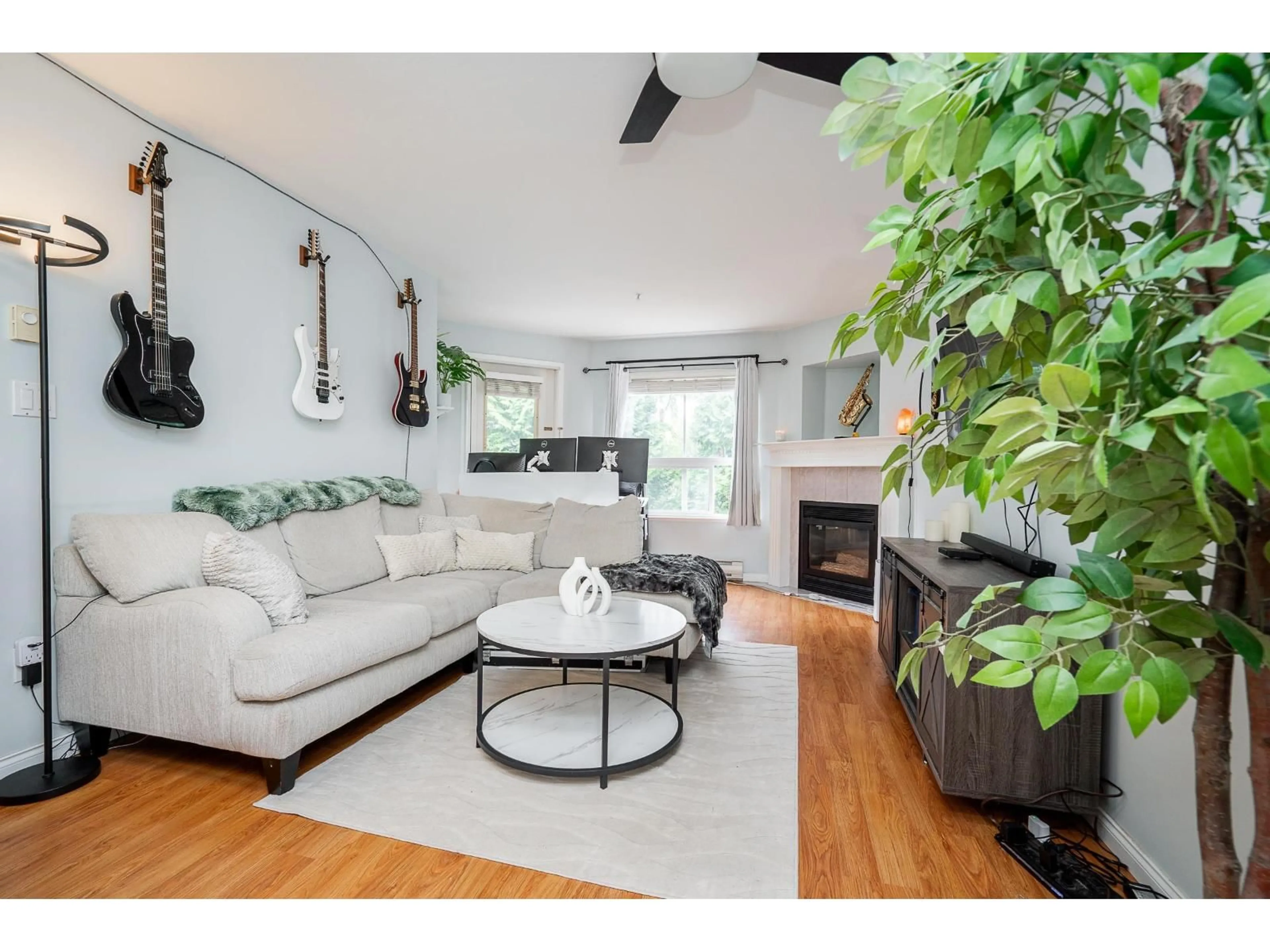 Living room with furniture, wood/laminate floor for 212 - 12733 72 AVENUE, Surrey British Columbia V3W2M7