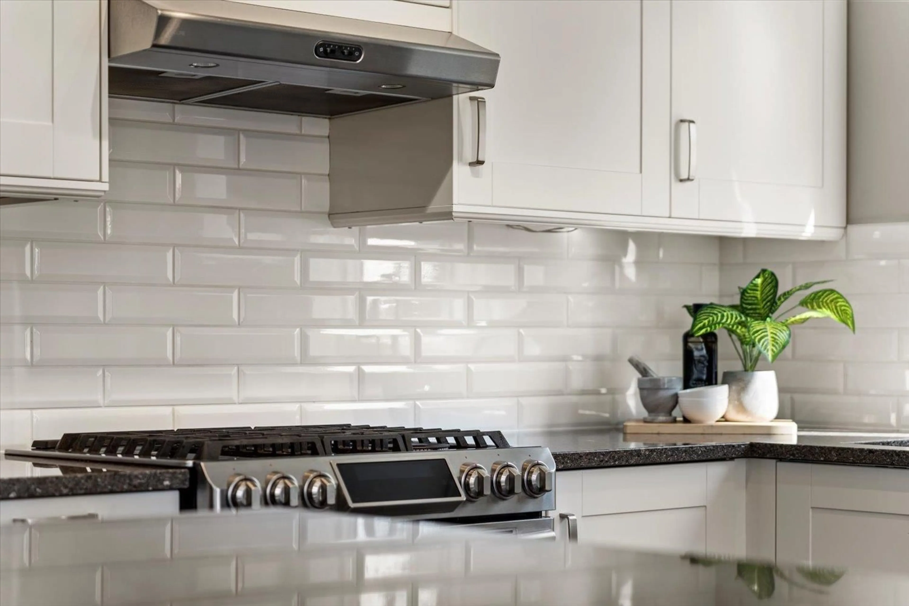 Contemporary kitchen, ceramic/tile floor for 11 - 8590 SUNRISE DRIVE, Chilliwack British Columbia V2R3Z4
