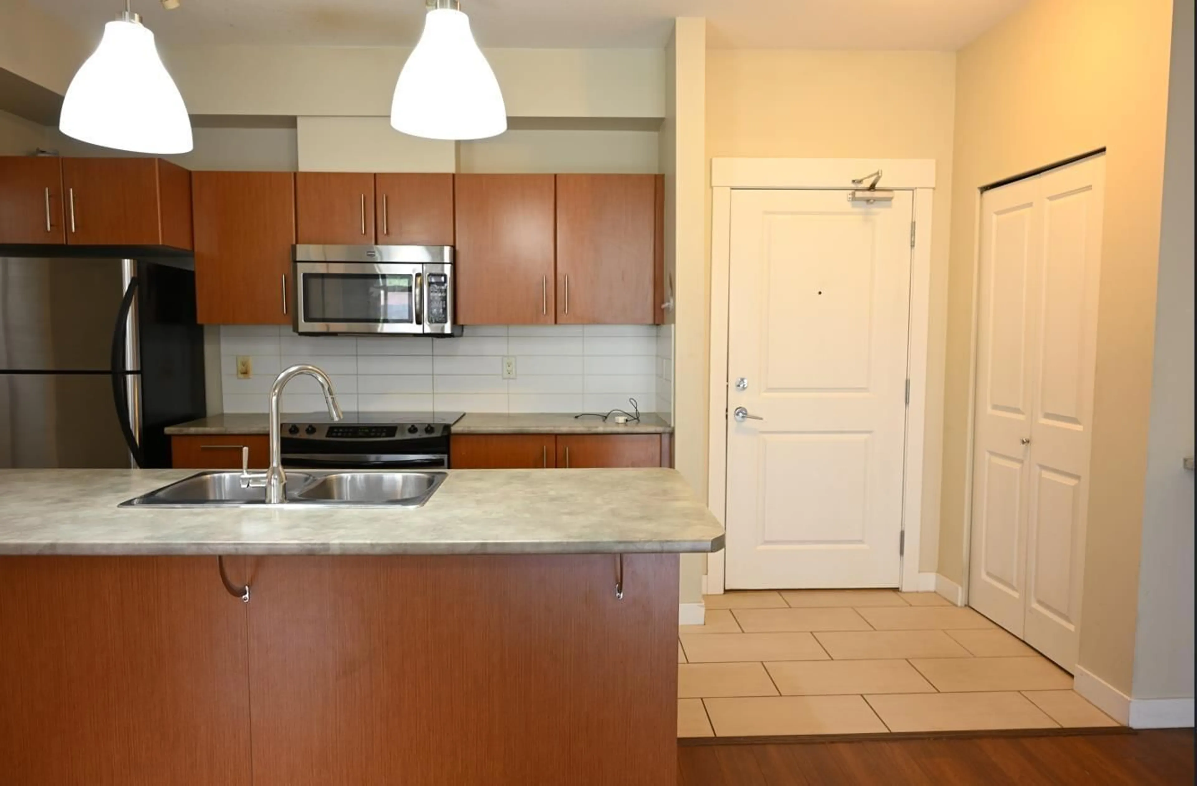 Standard kitchen, ceramic/tile floor for 202 - 33545 RAINBOW AVENUE, Abbotsford British Columbia V2S0B9