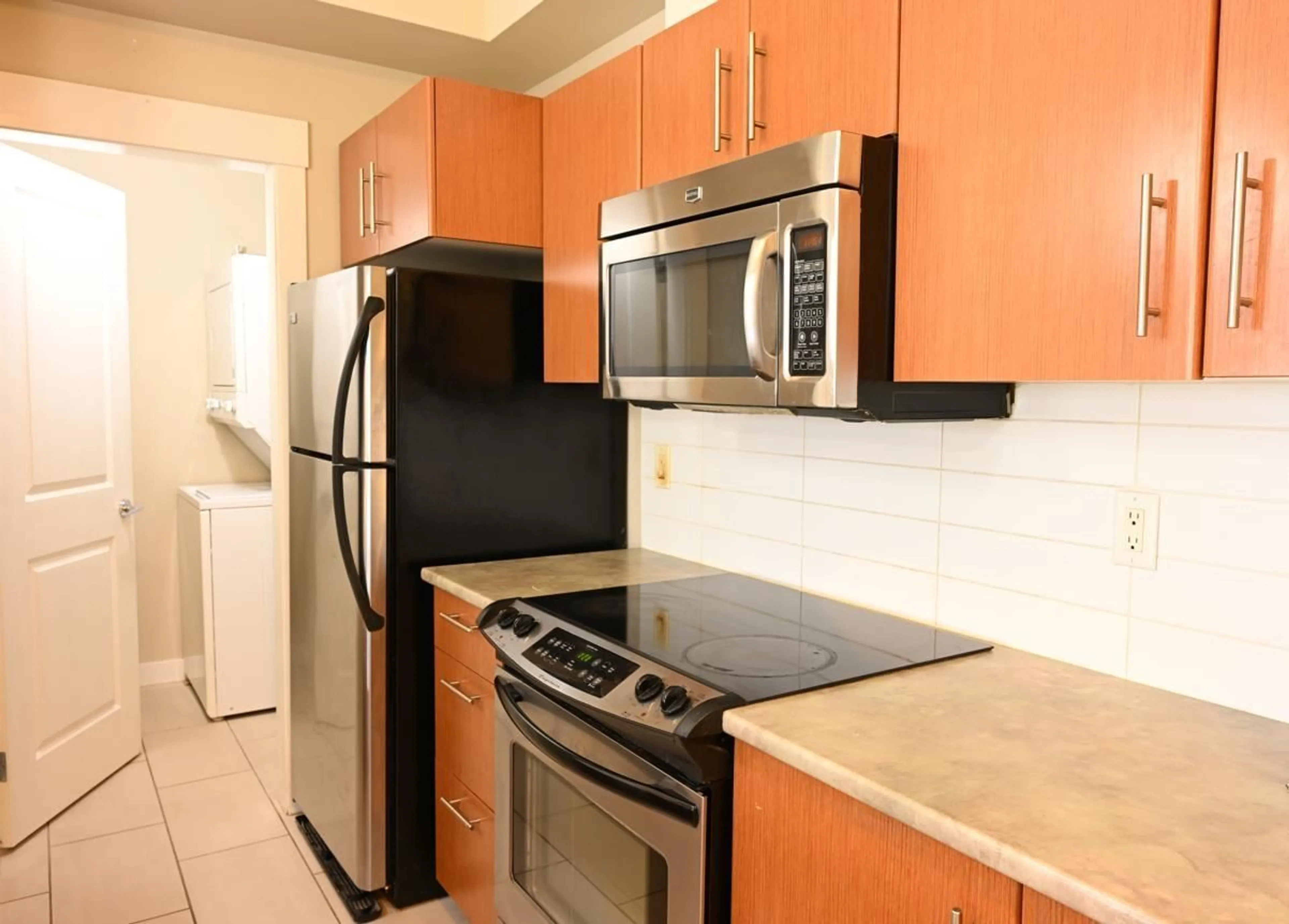 Standard kitchen, ceramic/tile floor for 202 - 33545 RAINBOW AVENUE, Abbotsford British Columbia V2S0B9