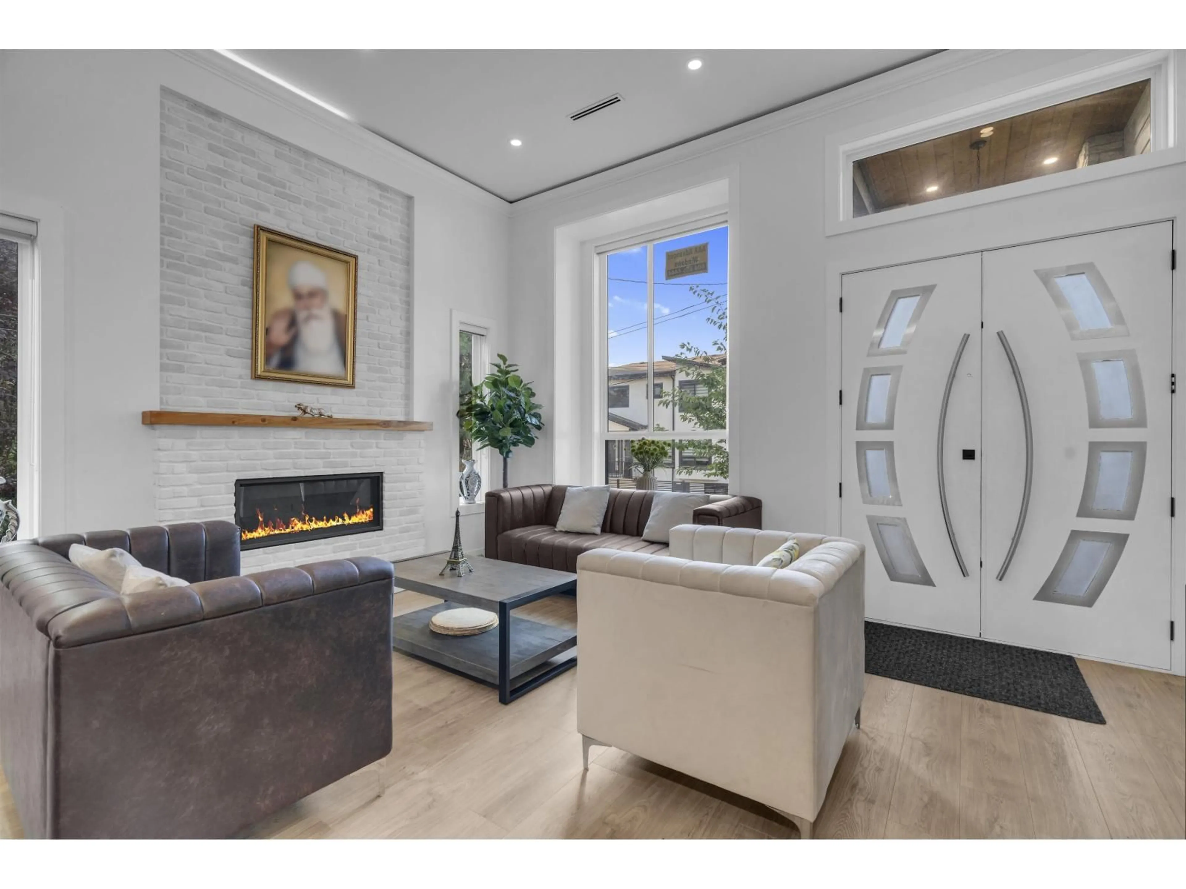 Living room with furniture, ceramic/tile floor for 33682 BUSBY ROAD, Abbotsford British Columbia V2S1V2