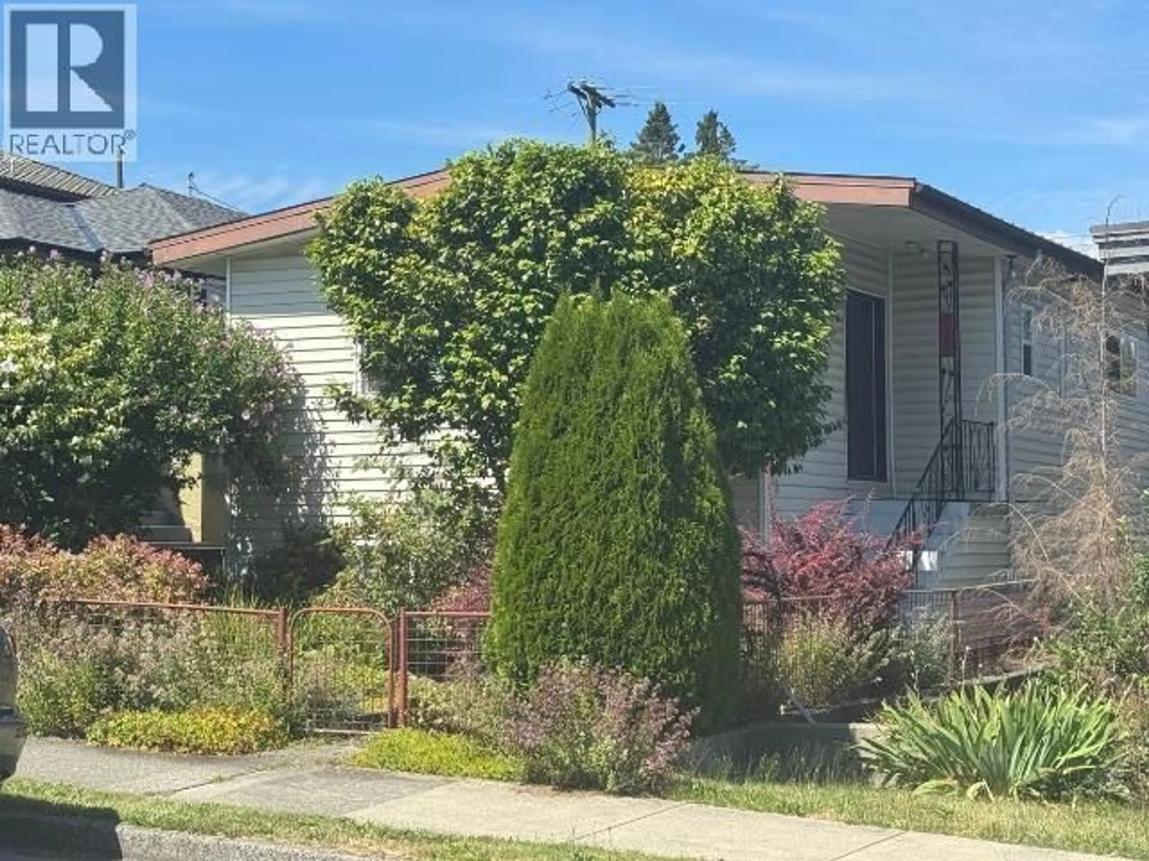 A pic from outside/outdoor area/front of a property/back of a property/a pic from drone, street for 2935 ADANAC STREET, Vancouver British Columbia V5K2N4