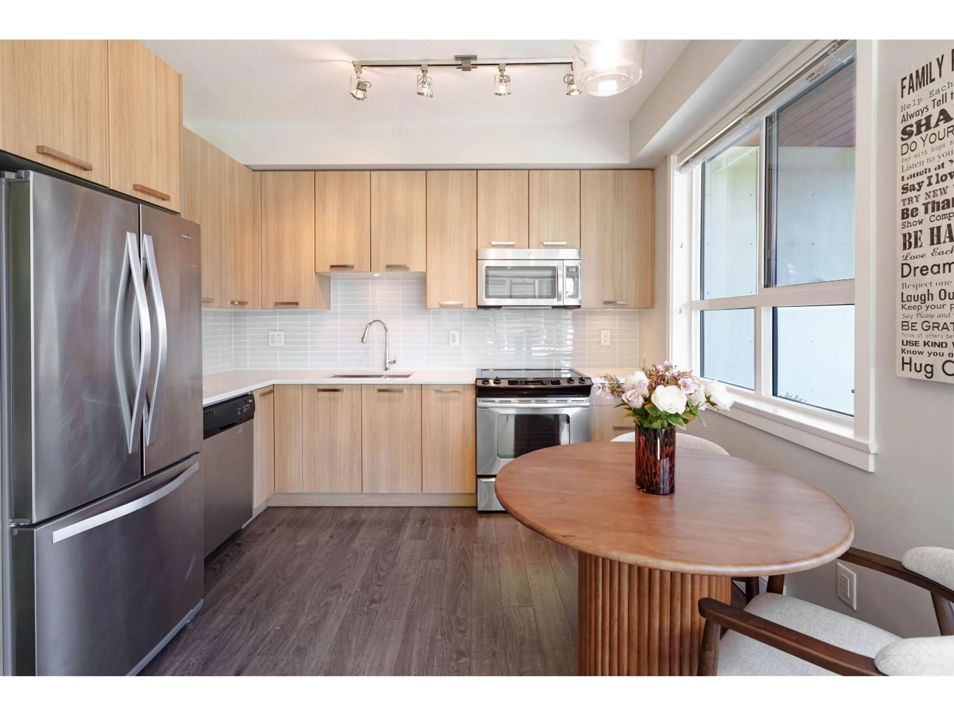 Standard kitchen, wood/laminate floor for 406 - 15388 105 AVENUE, Surrey British Columbia V3R0C4