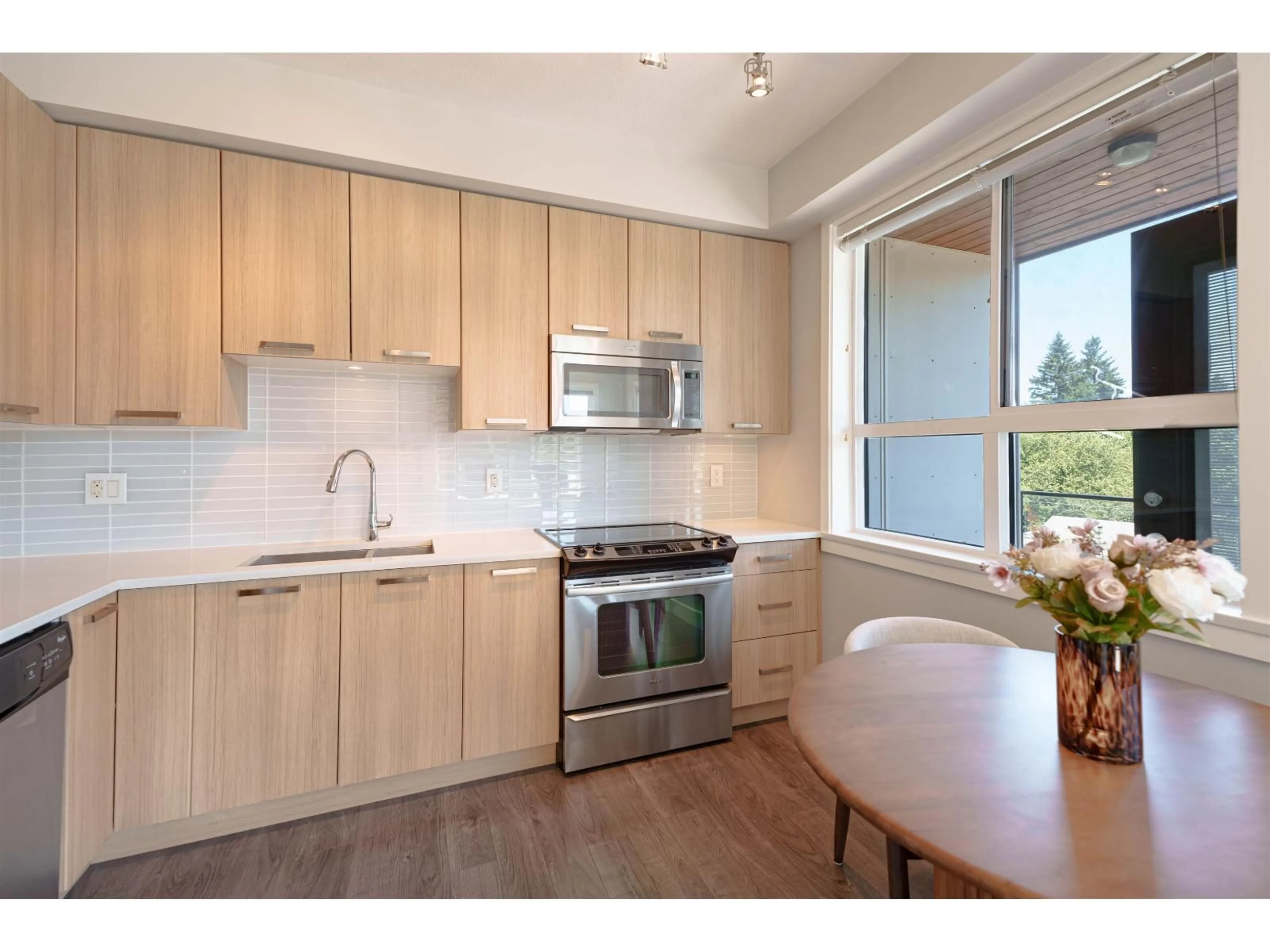 Standard kitchen, wood/laminate floor for 406 - 15388 105 AVENUE, Surrey British Columbia V3R0C4