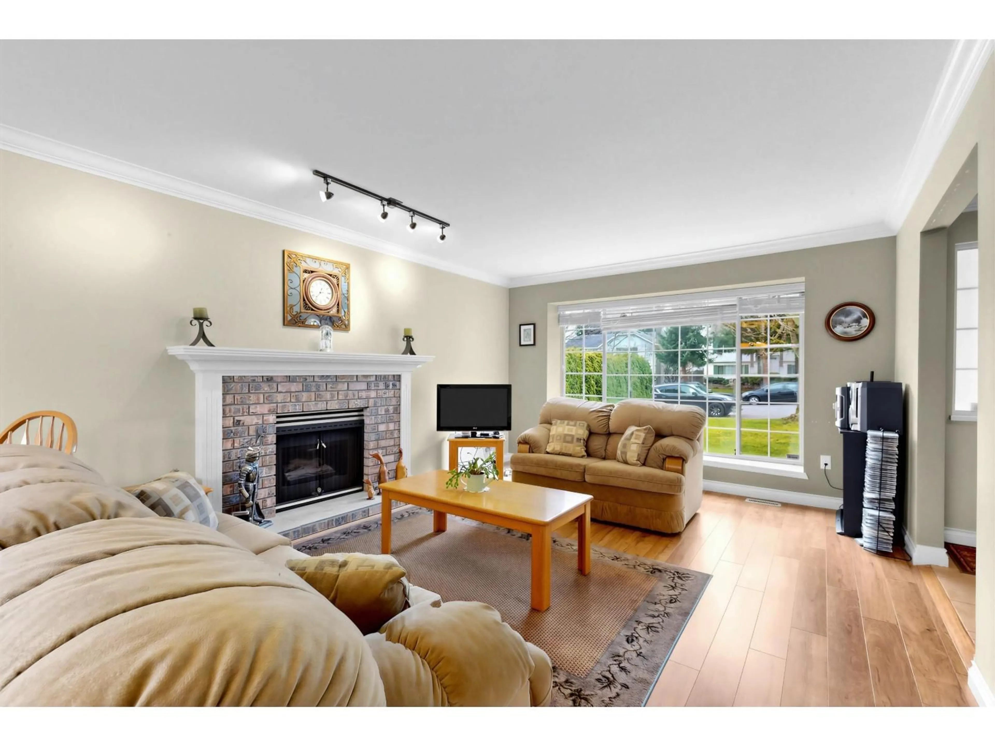 Living room with furniture, unknown for 15929 88A AVENUE, Surrey British Columbia V4N2X9