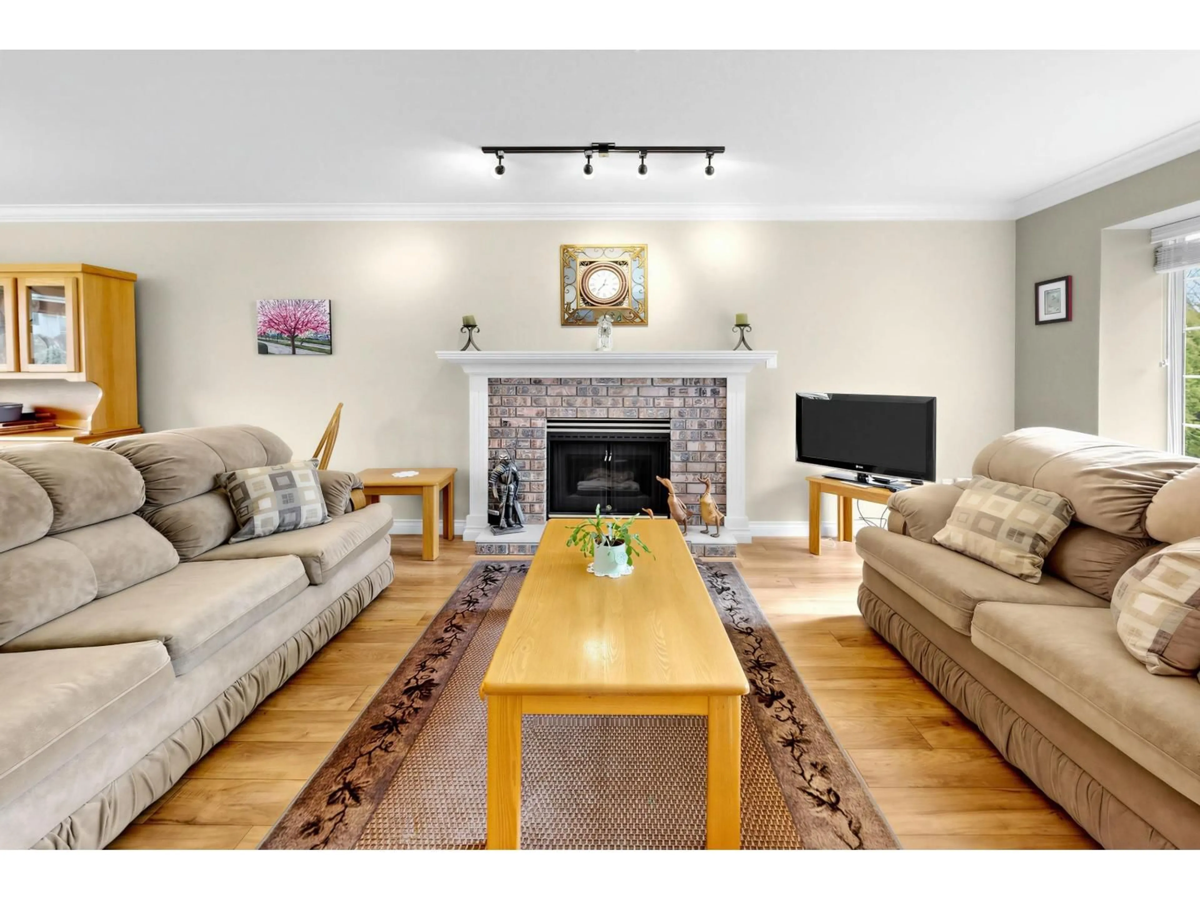 Living room with furniture, wood/laminate floor for 15929 88A AVENUE, Surrey British Columbia V4N2X9