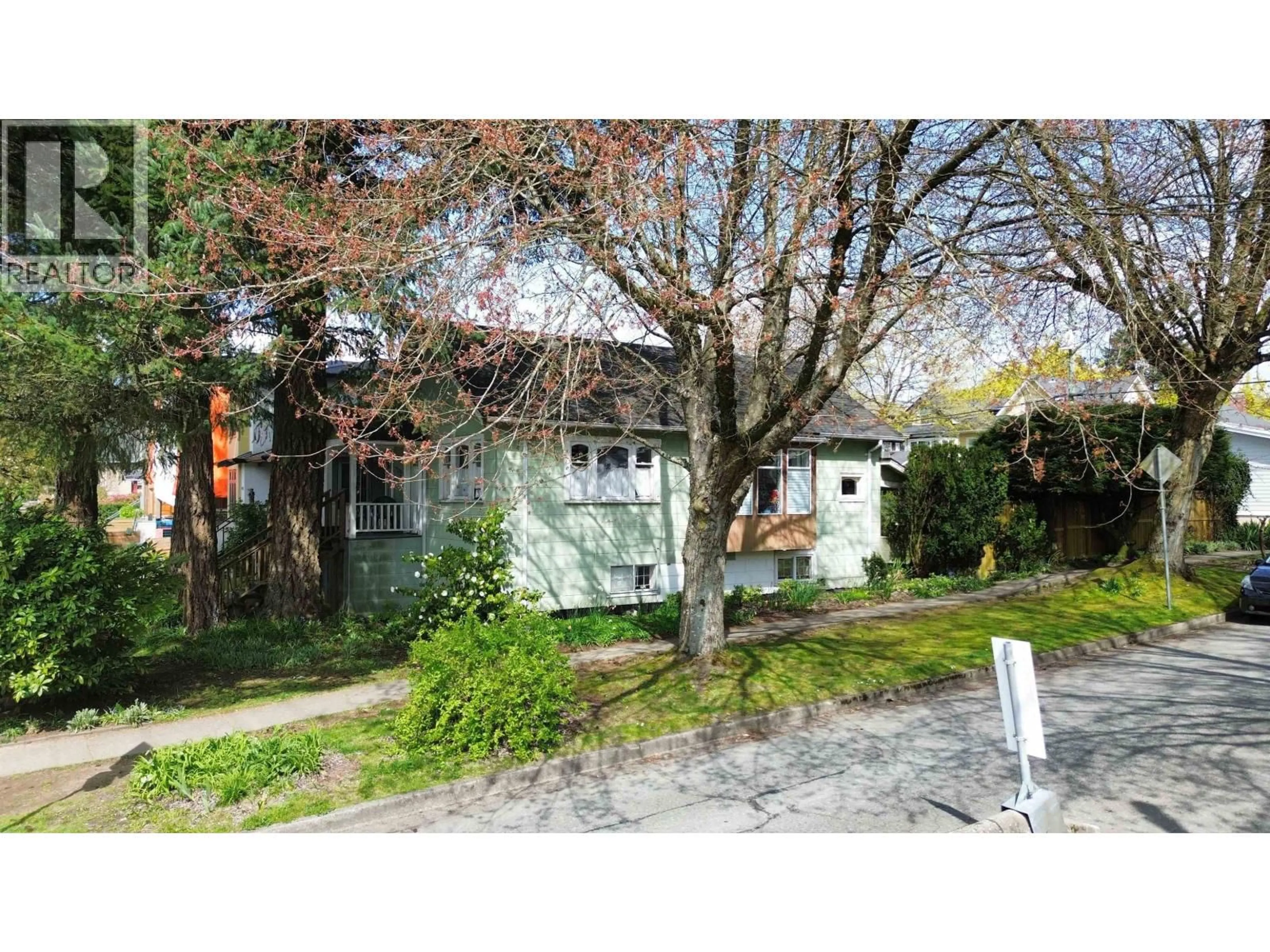 A pic from outside/outdoor area/front of a property/back of a property/a pic from drone, street for 4496 ONTARIO STREET, Vancouver British Columbia V5V3H1