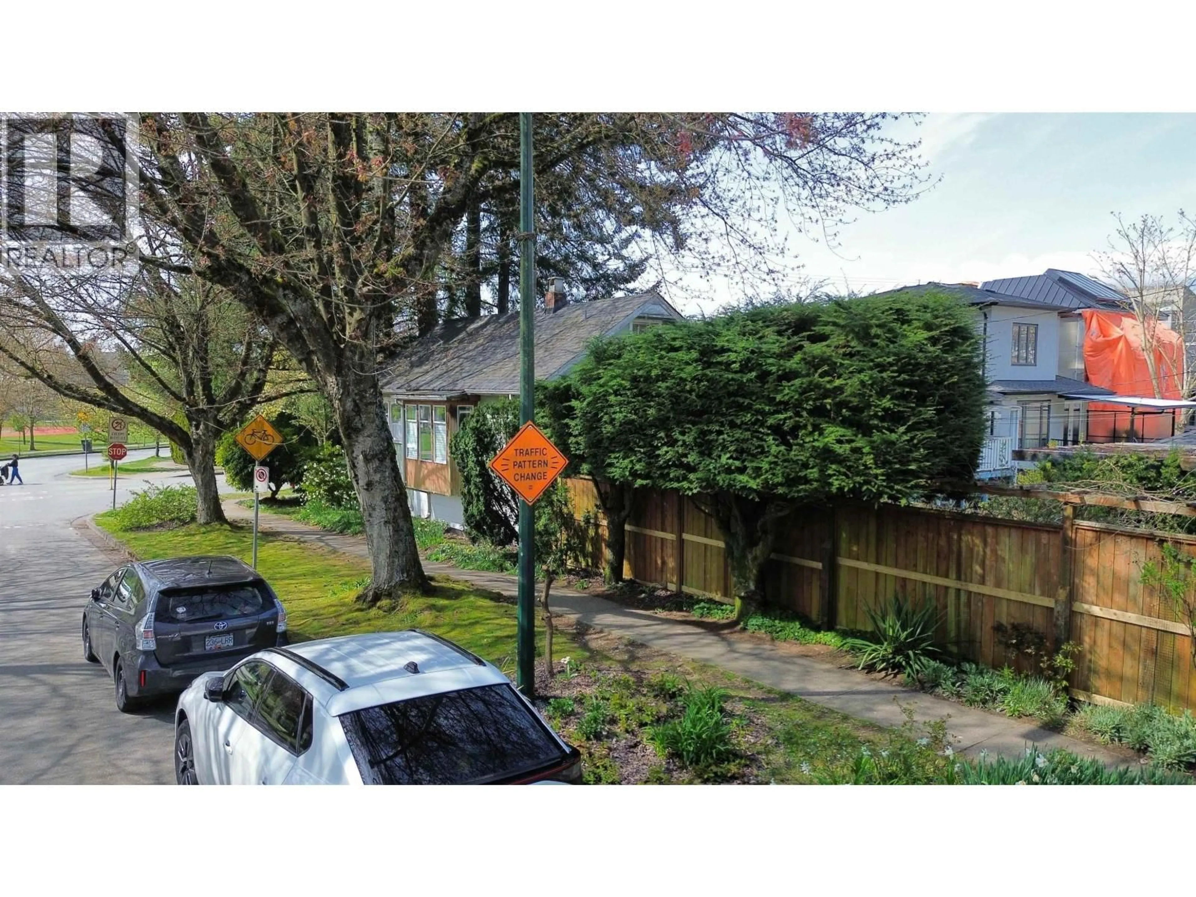 A pic from outside/outdoor area/front of a property/back of a property/a pic from drone, street for 4496 ONTARIO STREET, Vancouver British Columbia V5V3H1