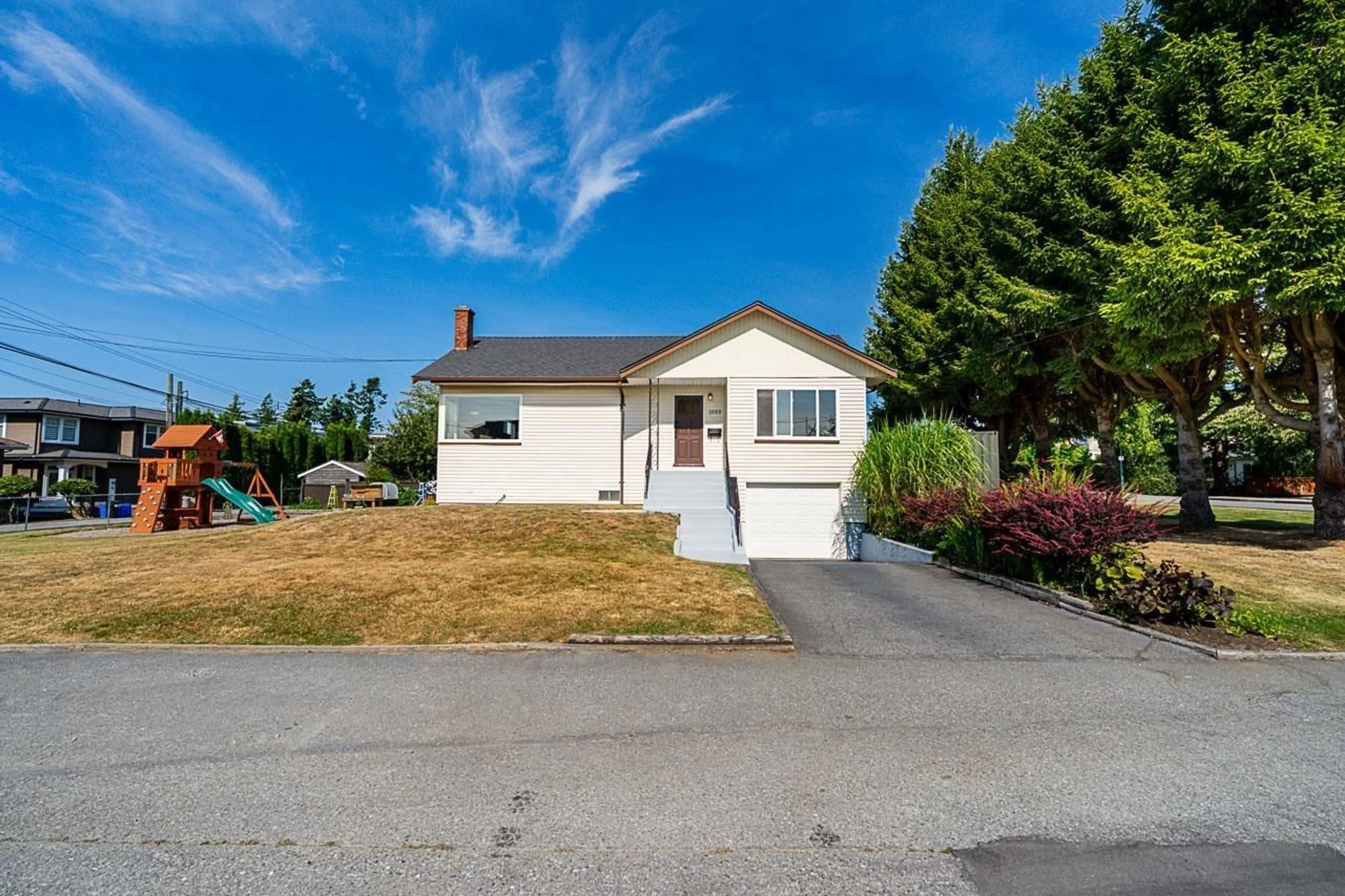 Home with vinyl exterior material, street for 1033 CYPRESS STREET, White Rock British Columbia V4B4H1