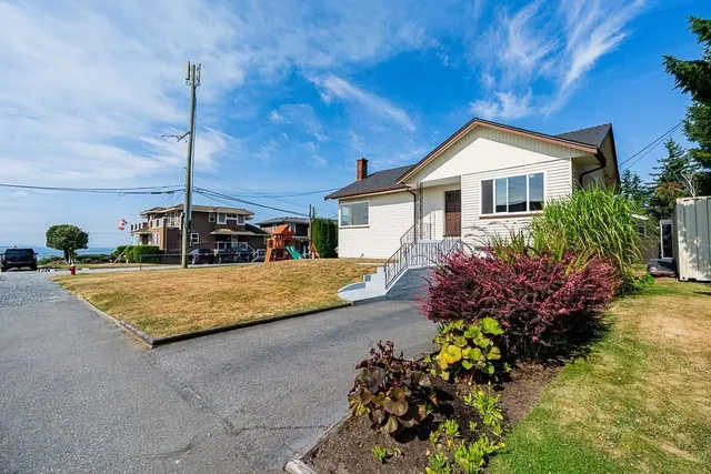 1033 CYPRESS STREET, White Rock 4
