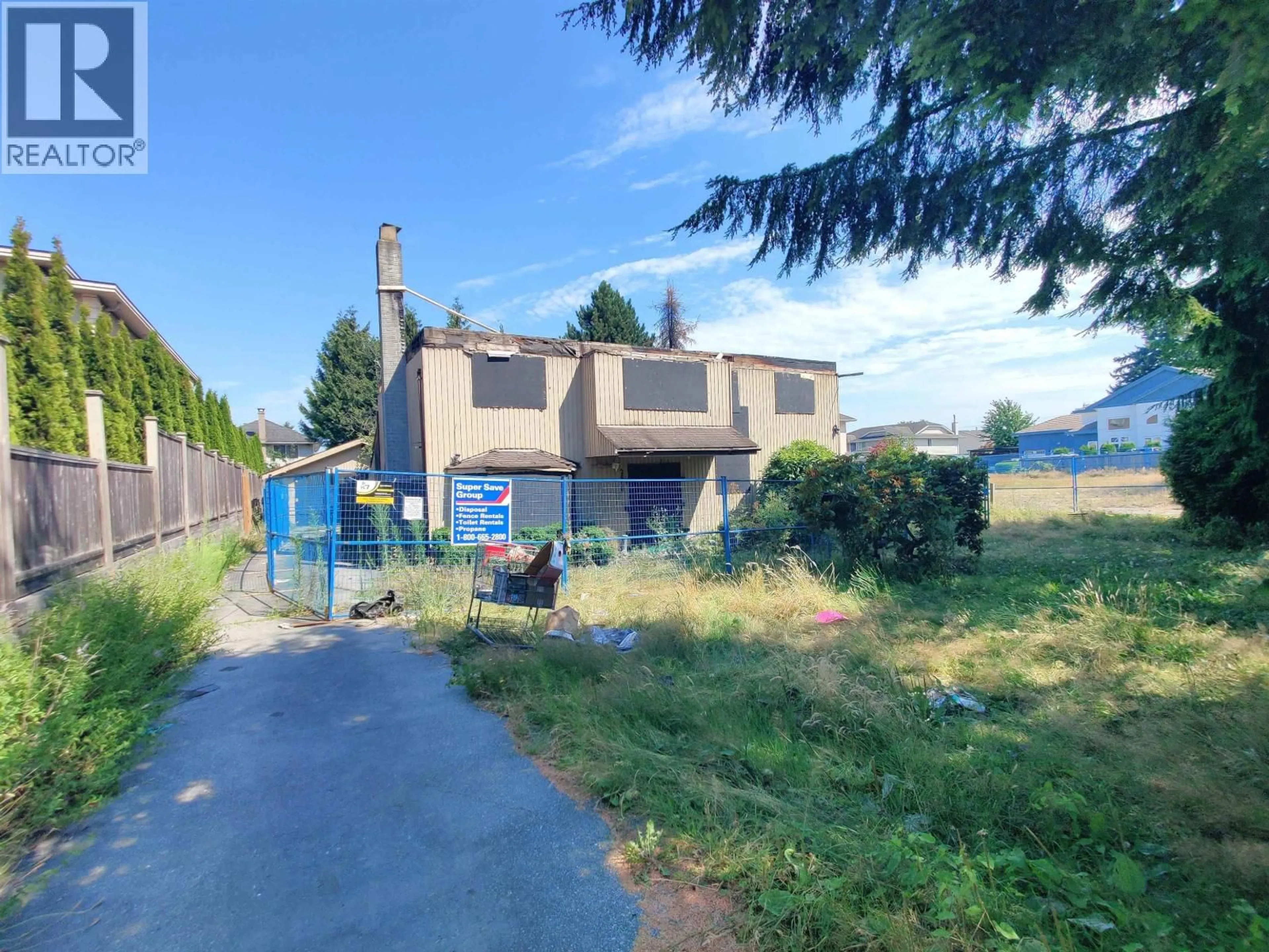 A pic from outside/outdoor area/front of a property/back of a property/a pic from drone, street for 2640 NO. 4 ROAD, Richmond British Columbia V6X2L5