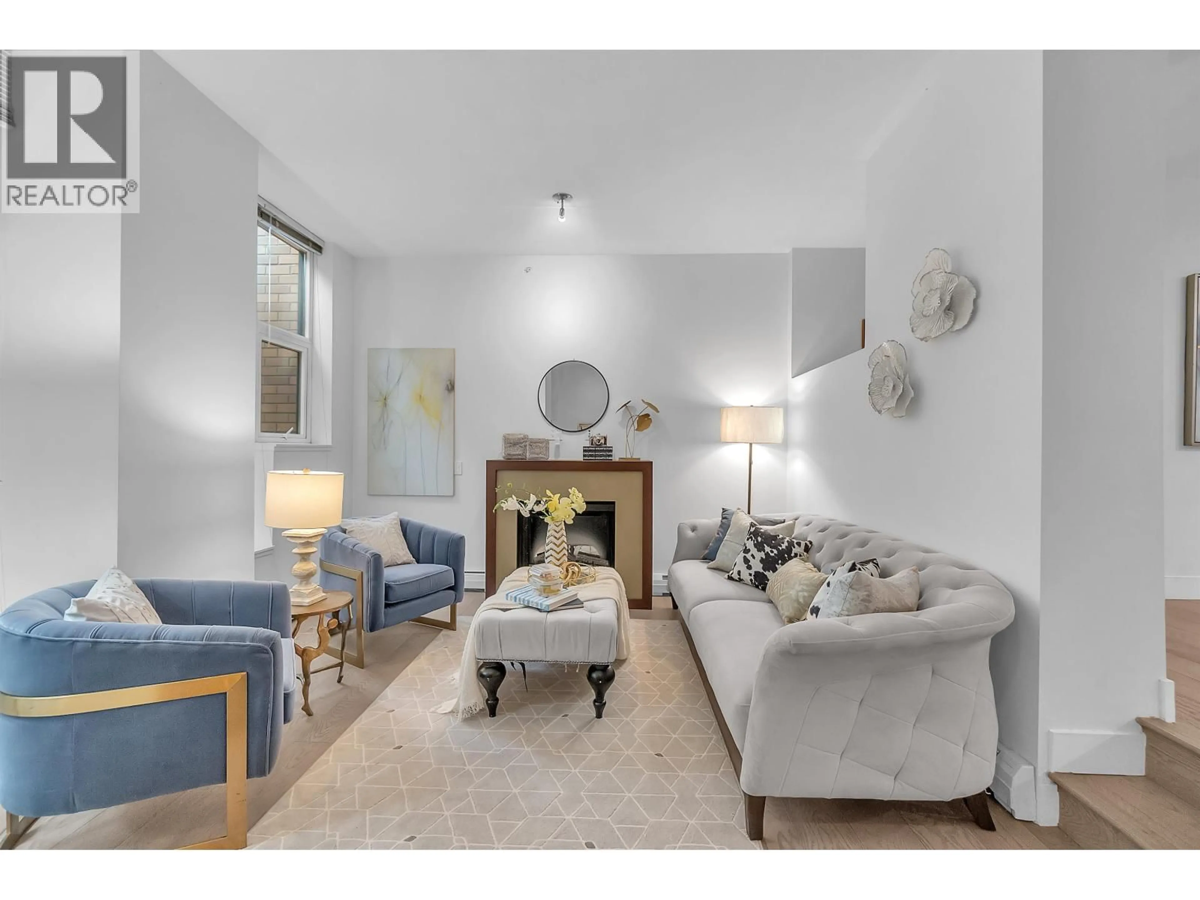 Living room with furniture, unknown for 164 13TH STREET, North Vancouver British Columbia V7M1N6