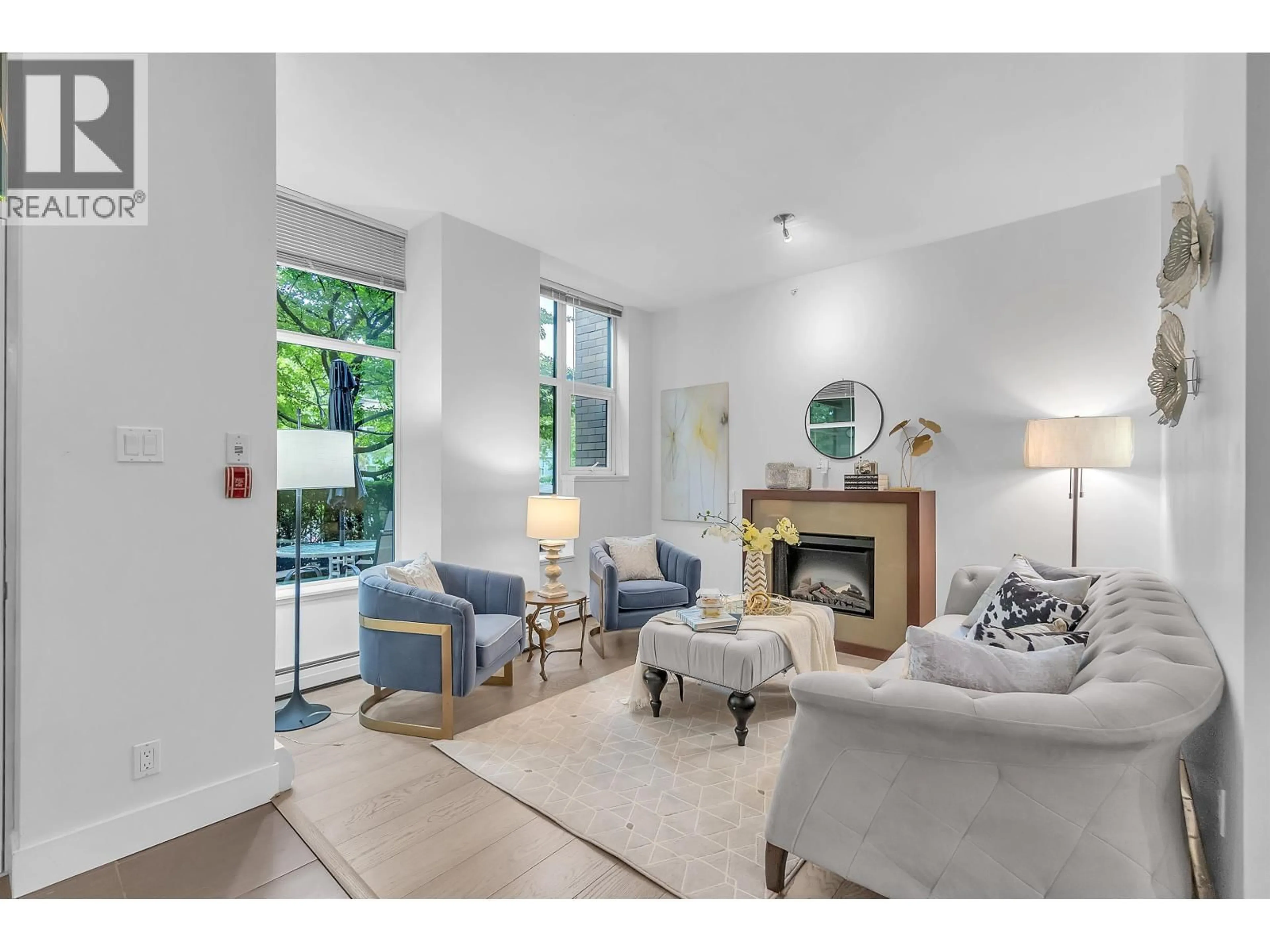 Living room with furniture, unknown for 164 13TH STREET, North Vancouver British Columbia V7M1N6