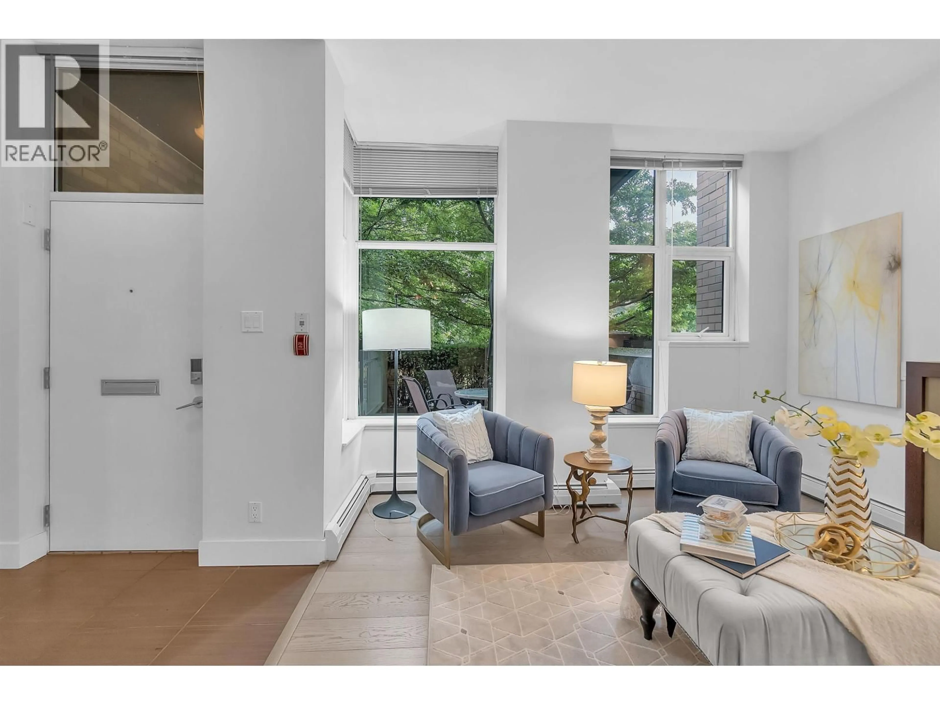 Living room with furniture, unknown for 164 13TH STREET, North Vancouver British Columbia V7M1N6