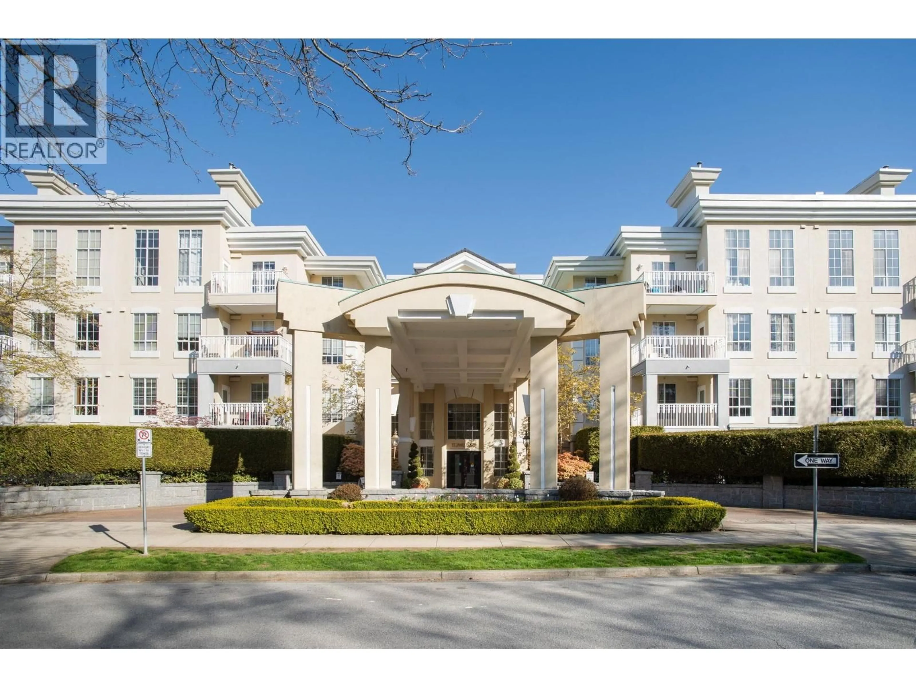 Indoor foyer for 116 - 5835 HAMPTON PLACE, Vancouver British Columbia V6T2G2
