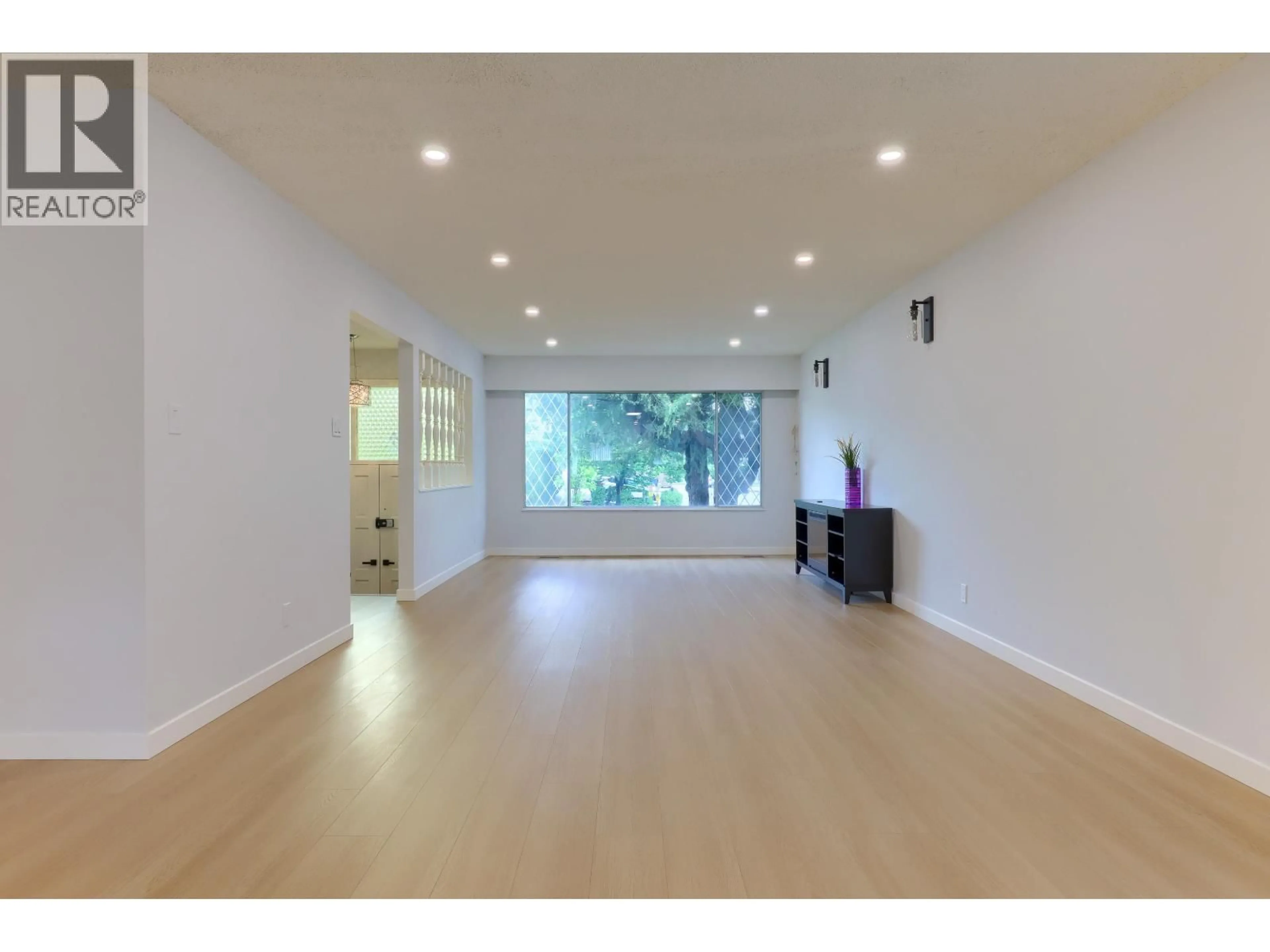 Indoor foyer for 3492 49TH AVENUE, Vancouver British Columbia V5S1M2