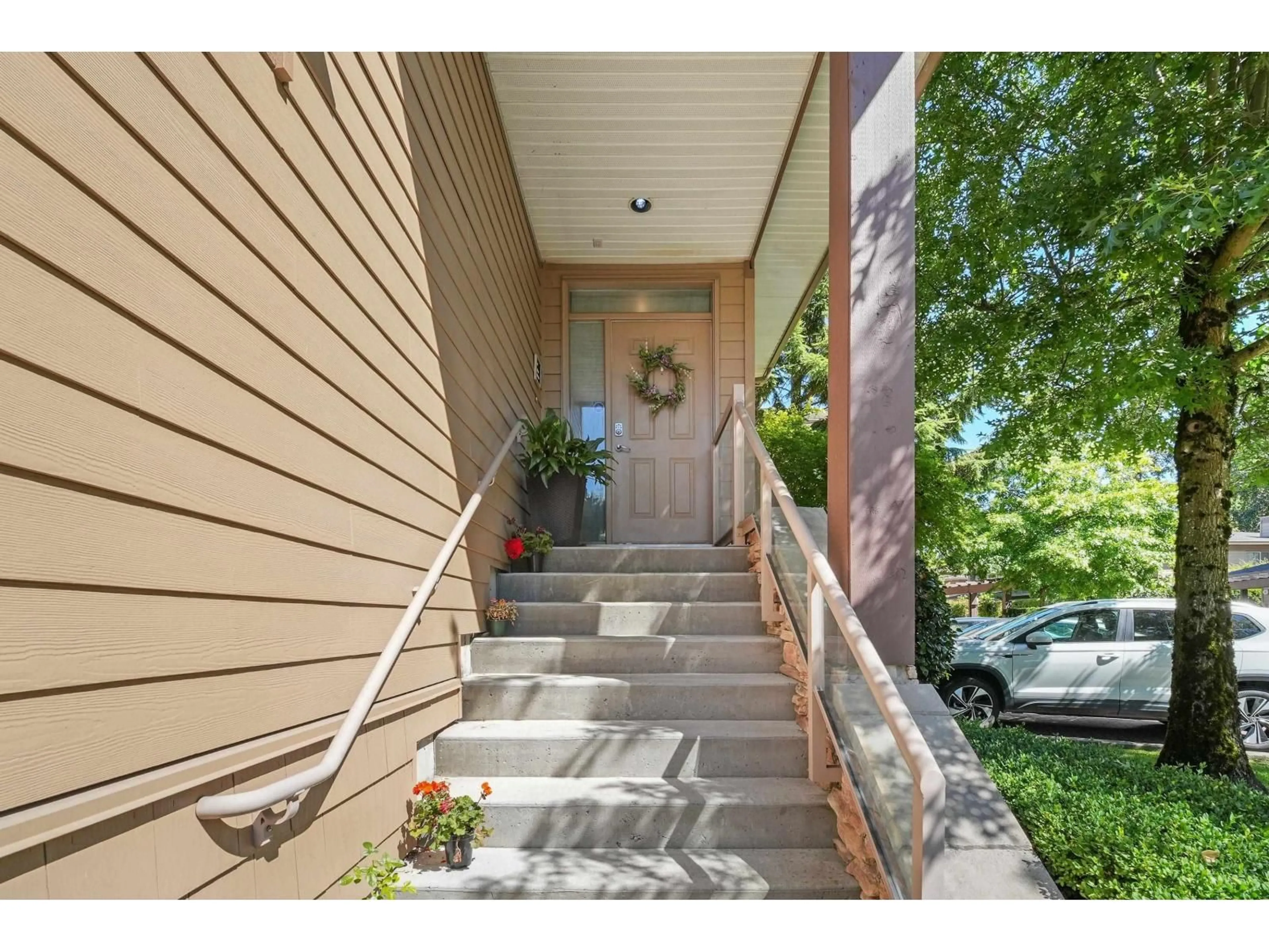 Indoor entryway for 17 - 16655 64 AVENUE, Surrey British Columbia V3S3V1