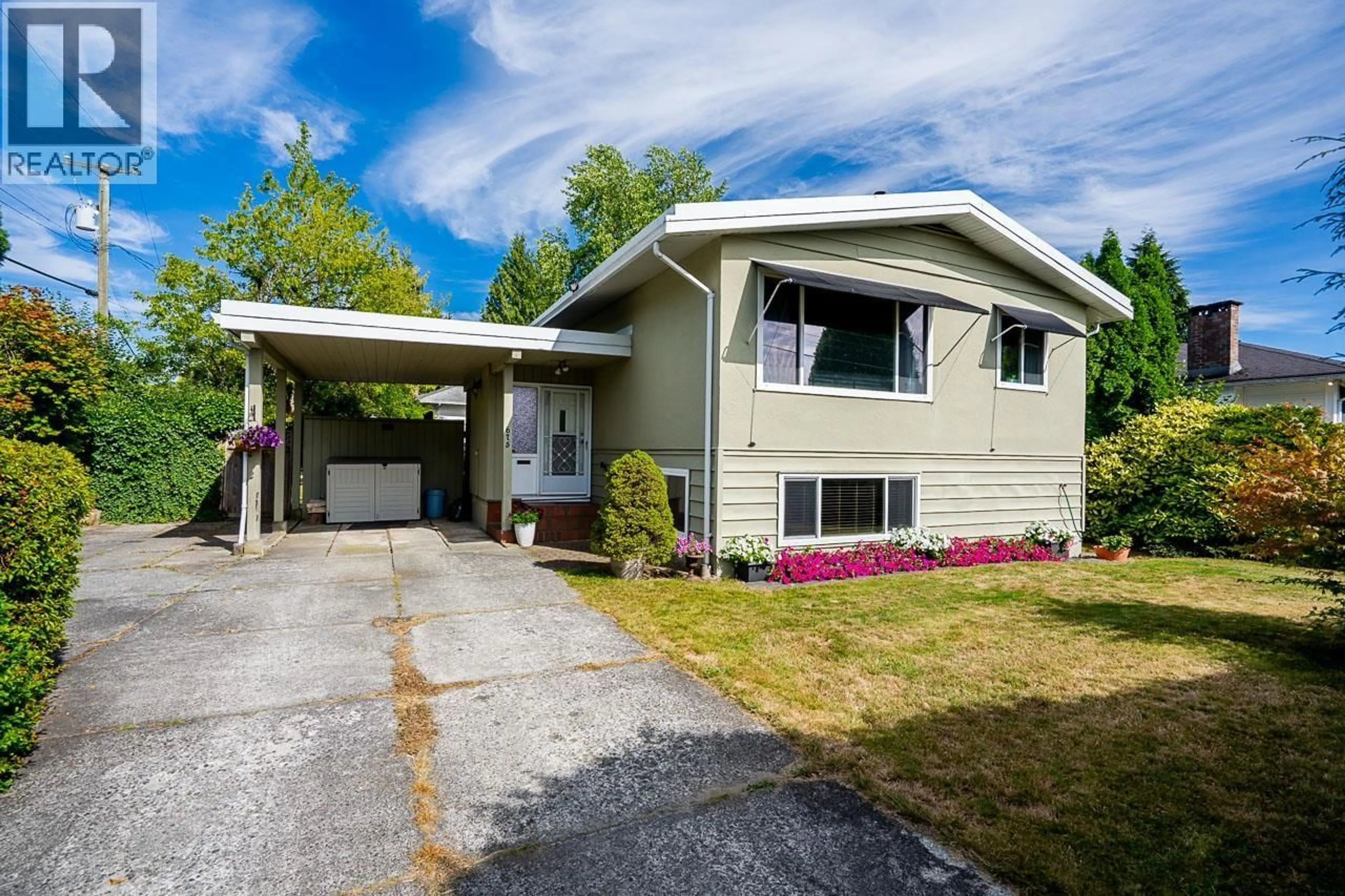 Home with vinyl exterior material, street for 675 NEWPORT STREET, Coquitlam British Columbia V3J3H5