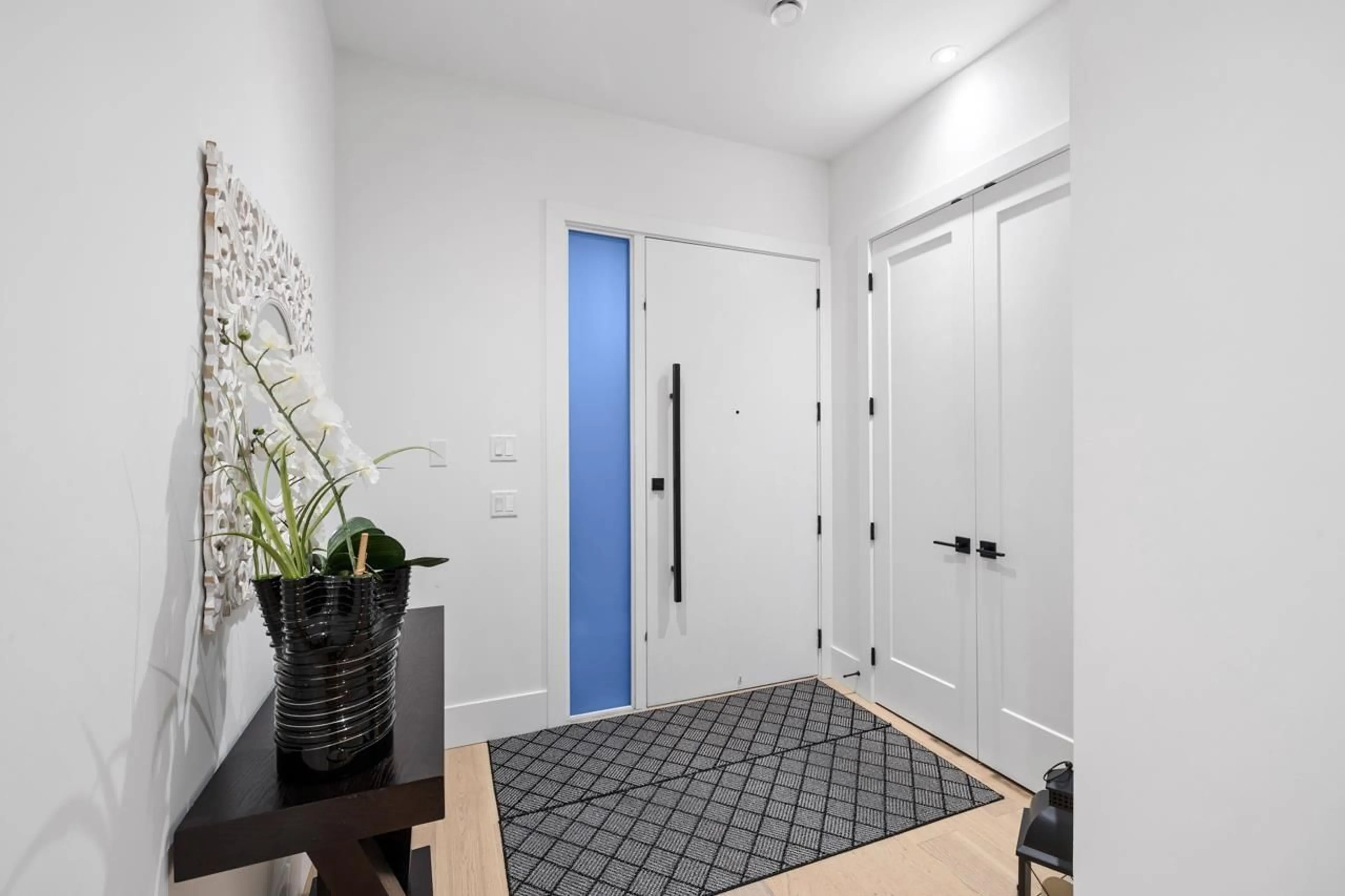 Indoor entryway for 2330 CASCADE STREET, Abbotsford British Columbia V2T3G3
