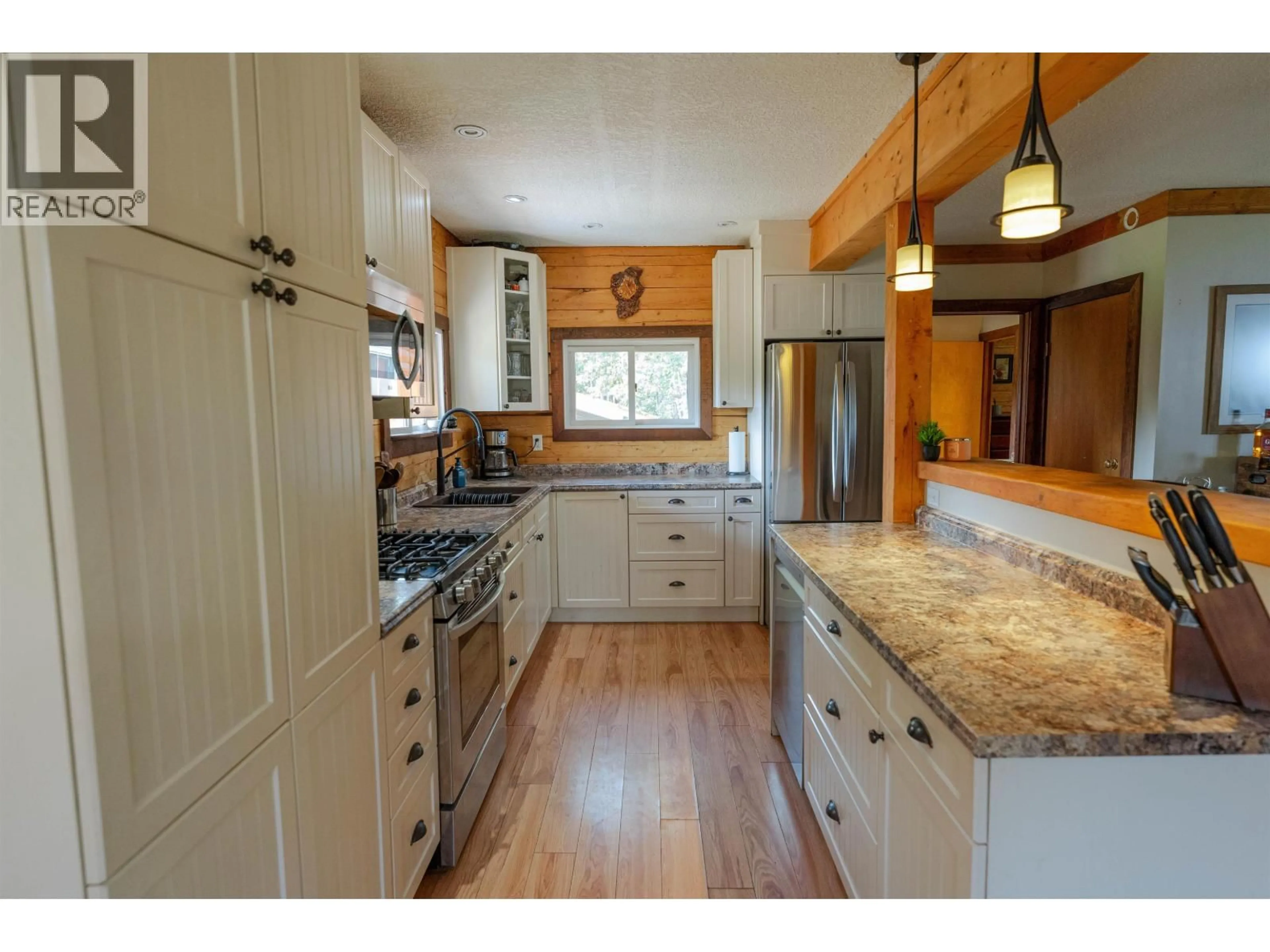 Open concept kitchen, unknown for 14246 EVERGREEN SUB, Fort St. John British Columbia V1J4M7