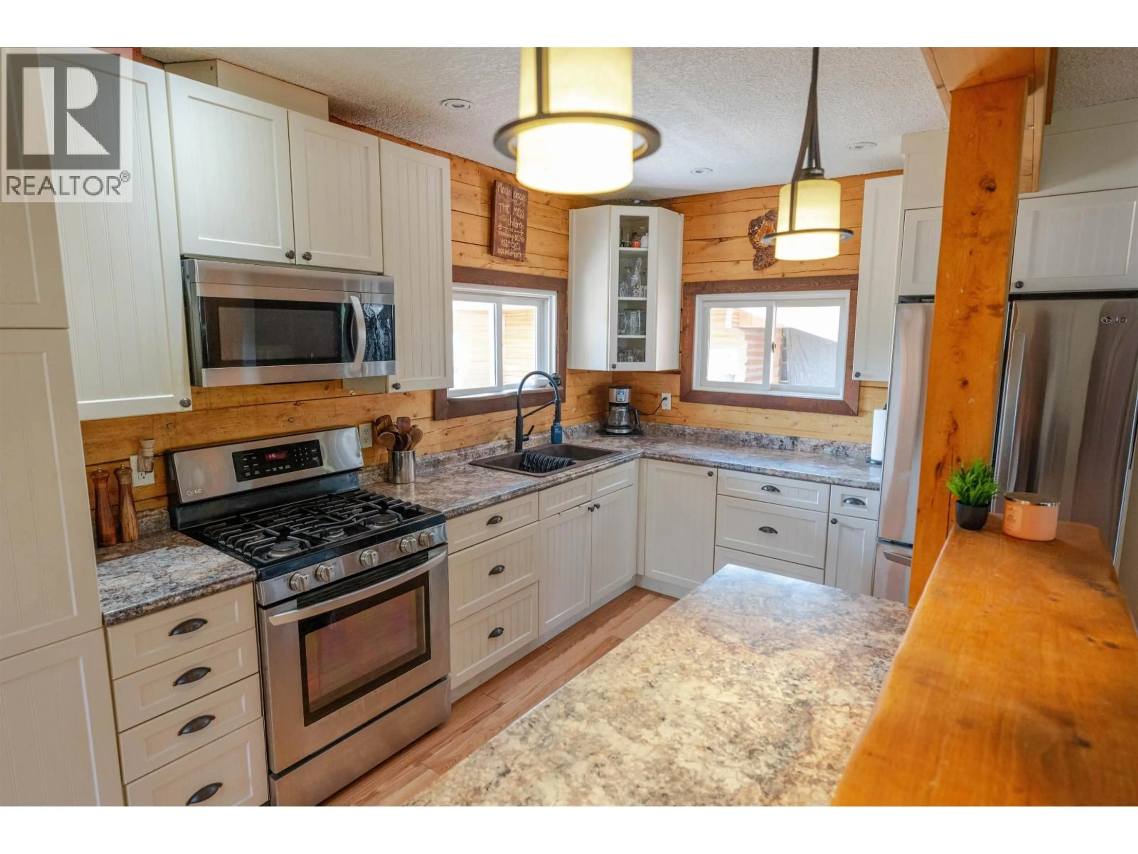 Open concept kitchen, unknown for 14246 EVERGREEN SUB, Fort St. John British Columbia V1J4M7