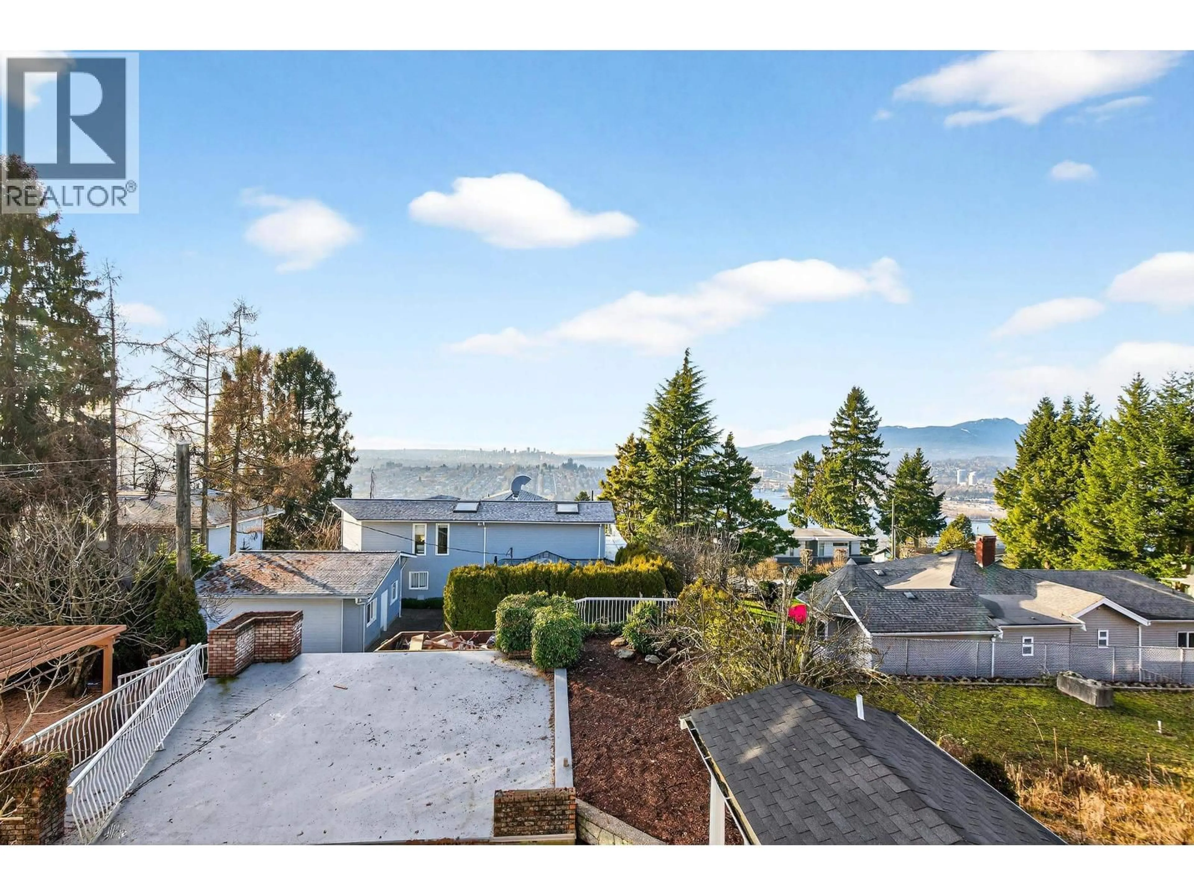 A pic from outside/outdoor area/front of a property/back of a property/a pic from drone, water/lake/river/ocean view for 291 SPRINGER AVENUE, Burnaby British Columbia V5B1H5
