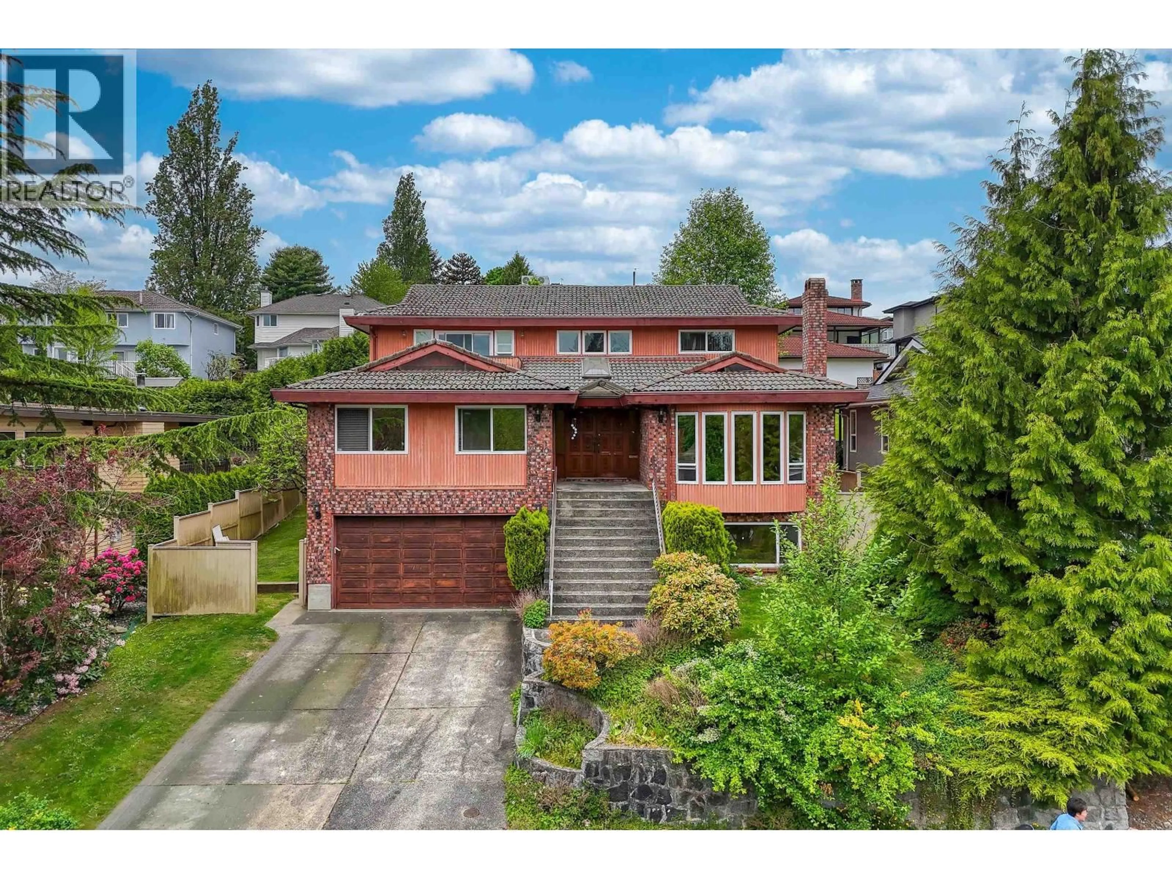 A pic from outside/outdoor area/front of a property/back of a property/a pic from drone, street for 5460 BRAELAWN DRIVE, Burnaby British Columbia V5B4R7
