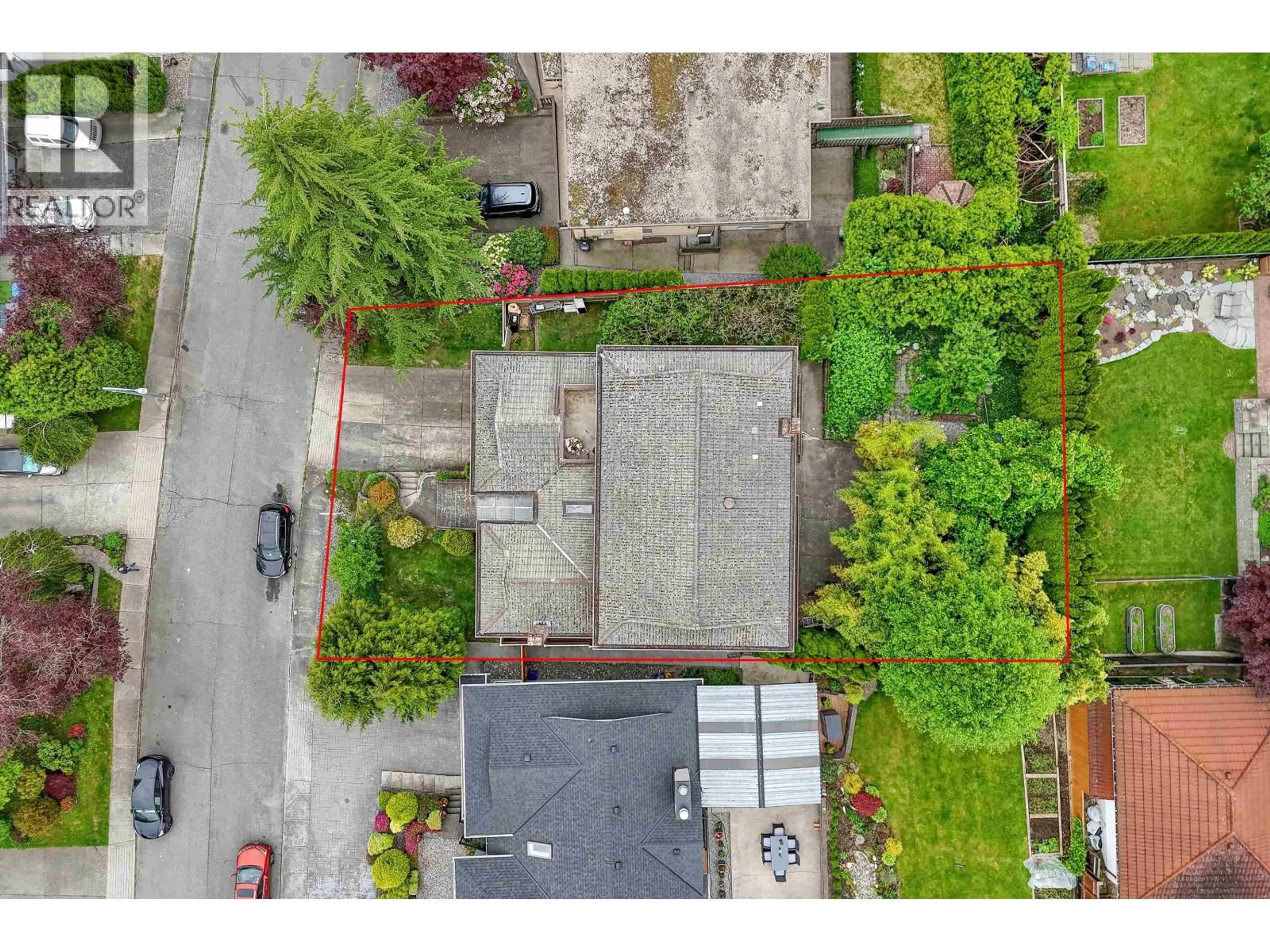 A pic from outside/outdoor area/front of a property/back of a property/a pic from drone, street for 5460 BRAELAWN DRIVE, Burnaby British Columbia V5B4R7