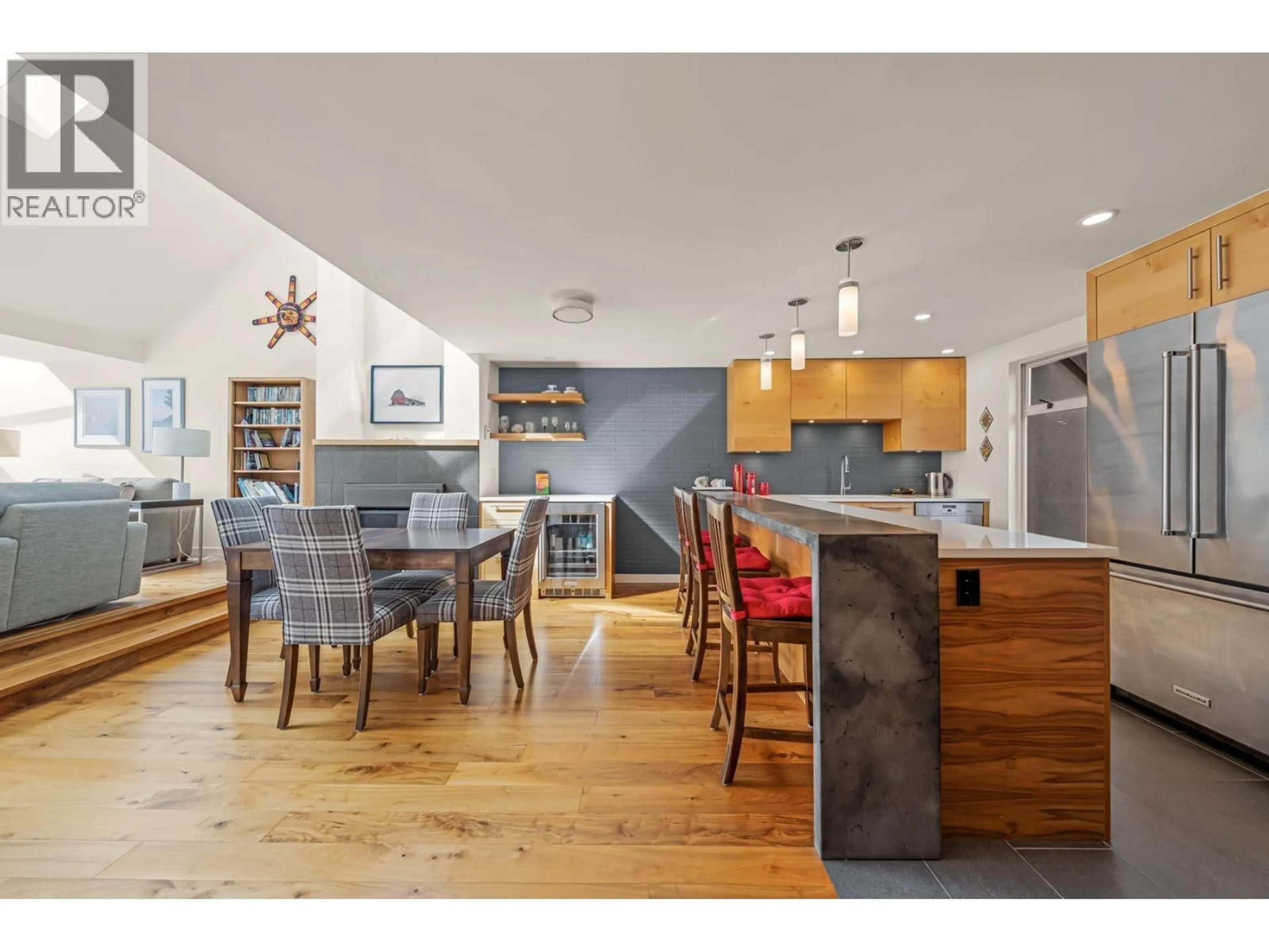 Open concept kitchen, wood/laminate floor for 409 - 5 K DE K COURT, New Westminster British Columbia V3M6B6