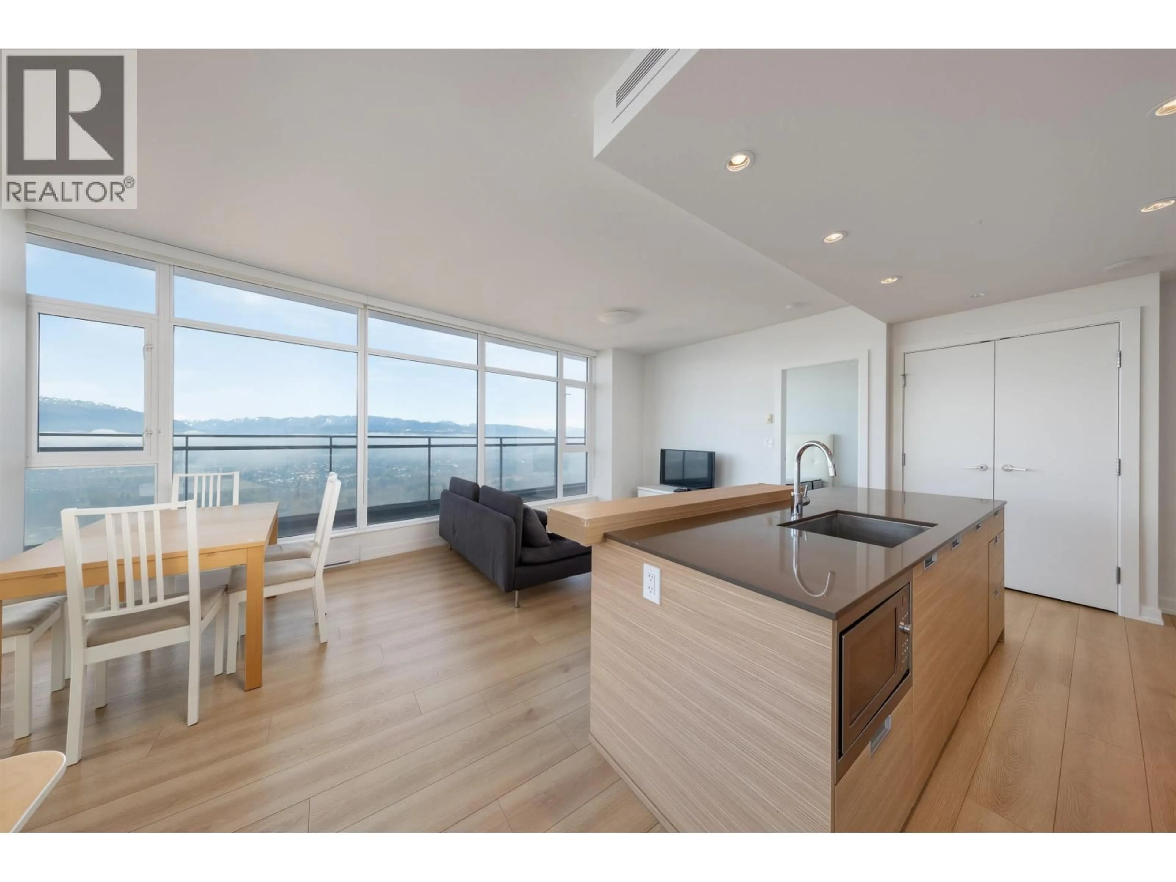 Open concept kitchen, wood/laminate floor for 3503 - 4688 KINGSWAY, Burnaby British Columbia V5H0E9